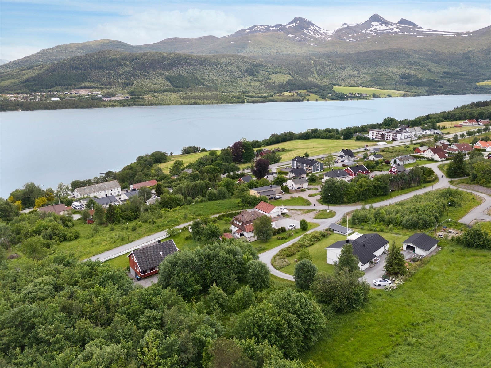 Flott beliggenhet med nydelig utsikt og sydvendt orientering. Galleribilde