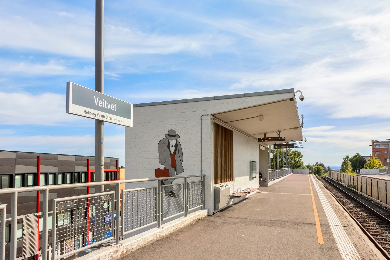 T-banelinje 4 og 5 har holdeplass ved senteret. Galleribilde