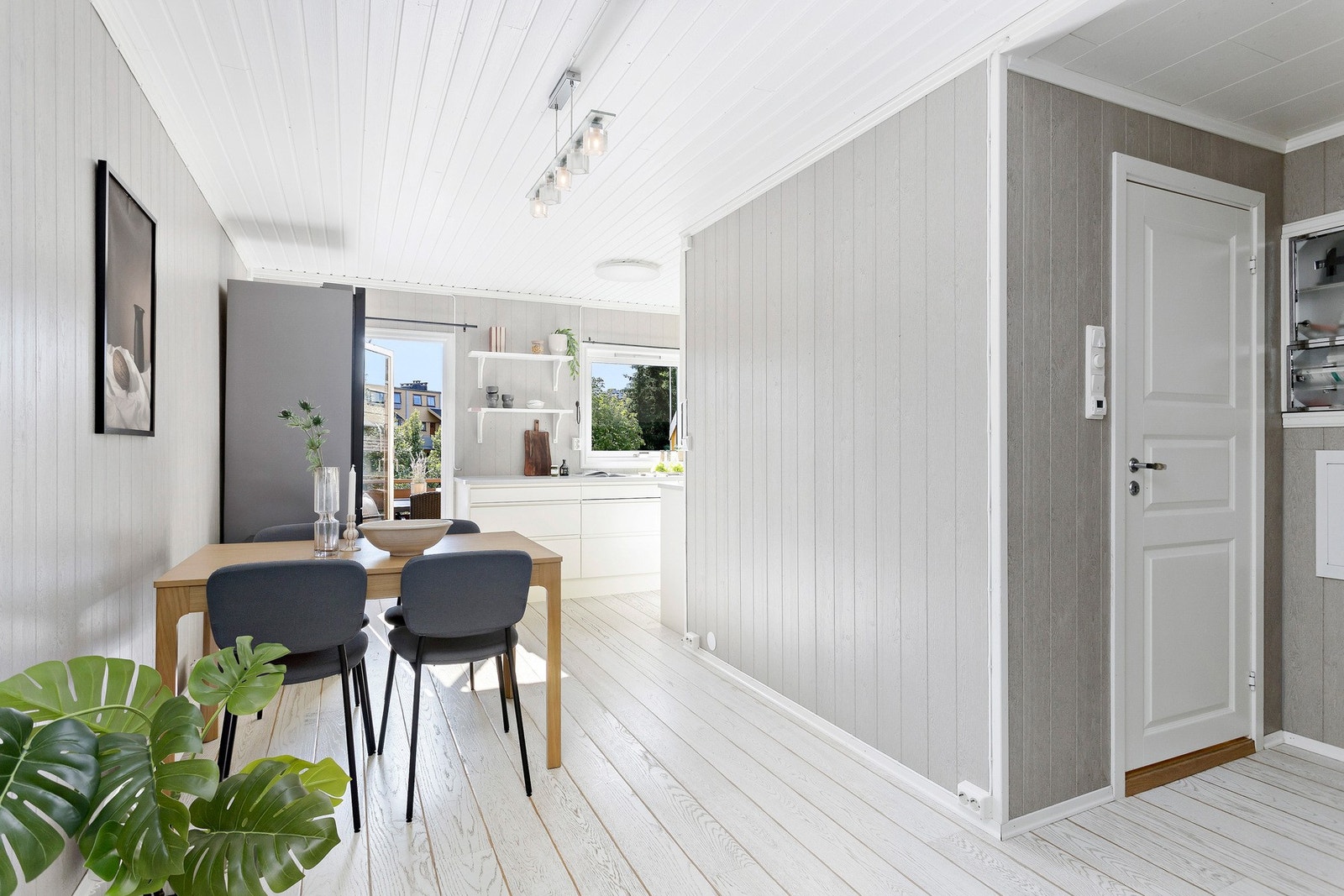 Det er god plass til spisebord ved kjøkkenet hvor du kan invitere venner og familie til hyggelige sammenkomster. Galleribilde