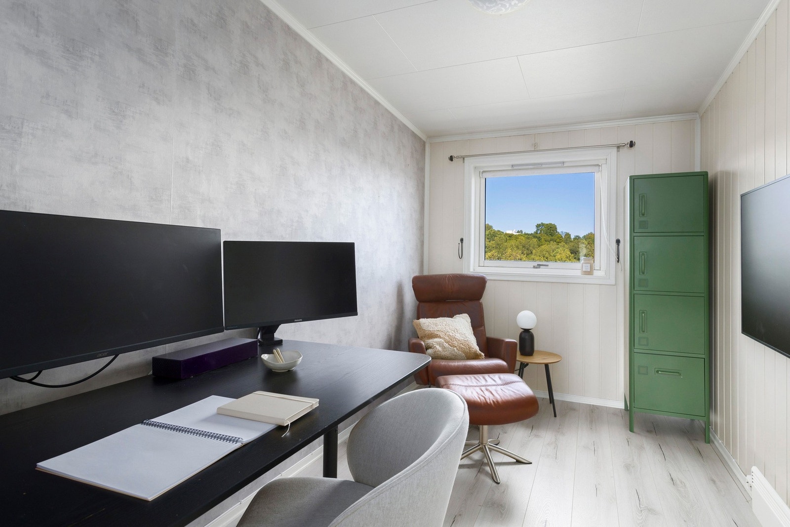 Her er det plass til seng, kontorpult og oppbevaringsmøblement. Galleribilde