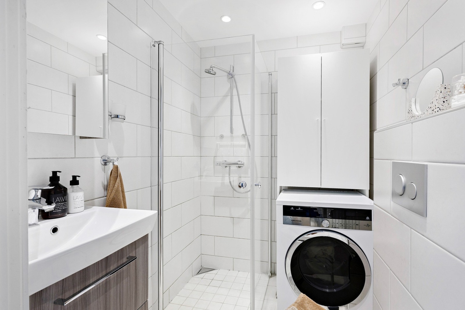 Boligens baderom er flislagt med varme i gulv og downlights i himling. Badet har opplegg for vaskemaskin. Galleribilde