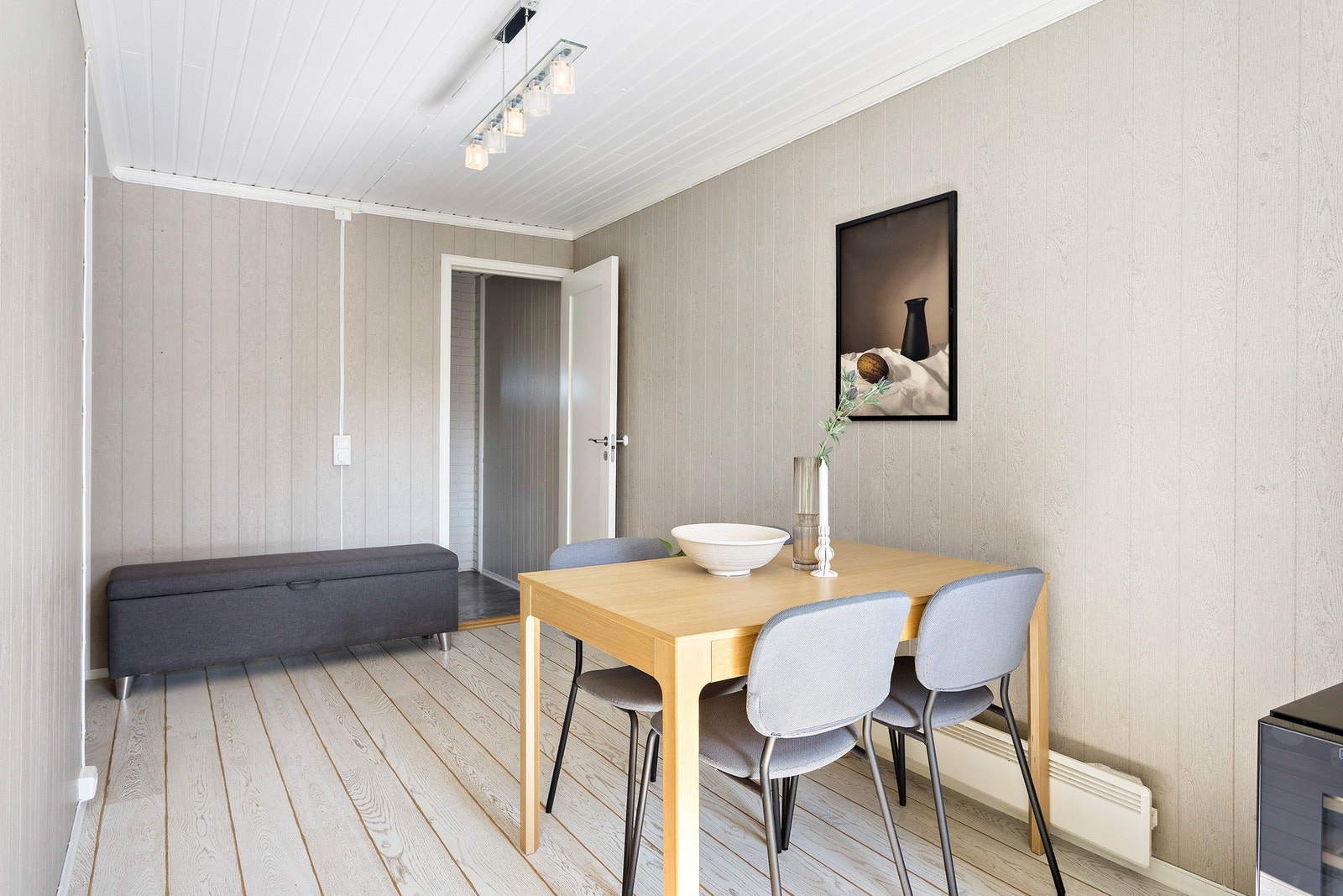 Rommet har også mye plass til vitrineskap, sittebenk eller lignende. Galleribilde