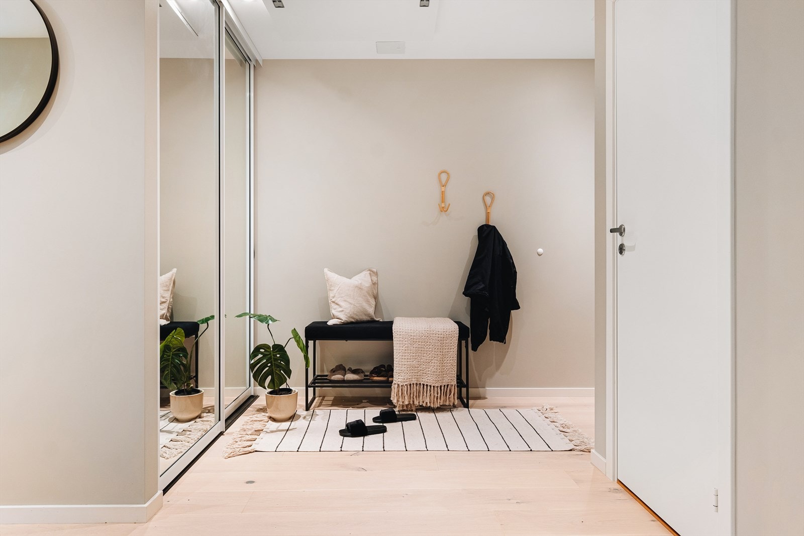 I gangen er det etablert romslig skyvedørsgarderobe med speilfronter. Galleribilde