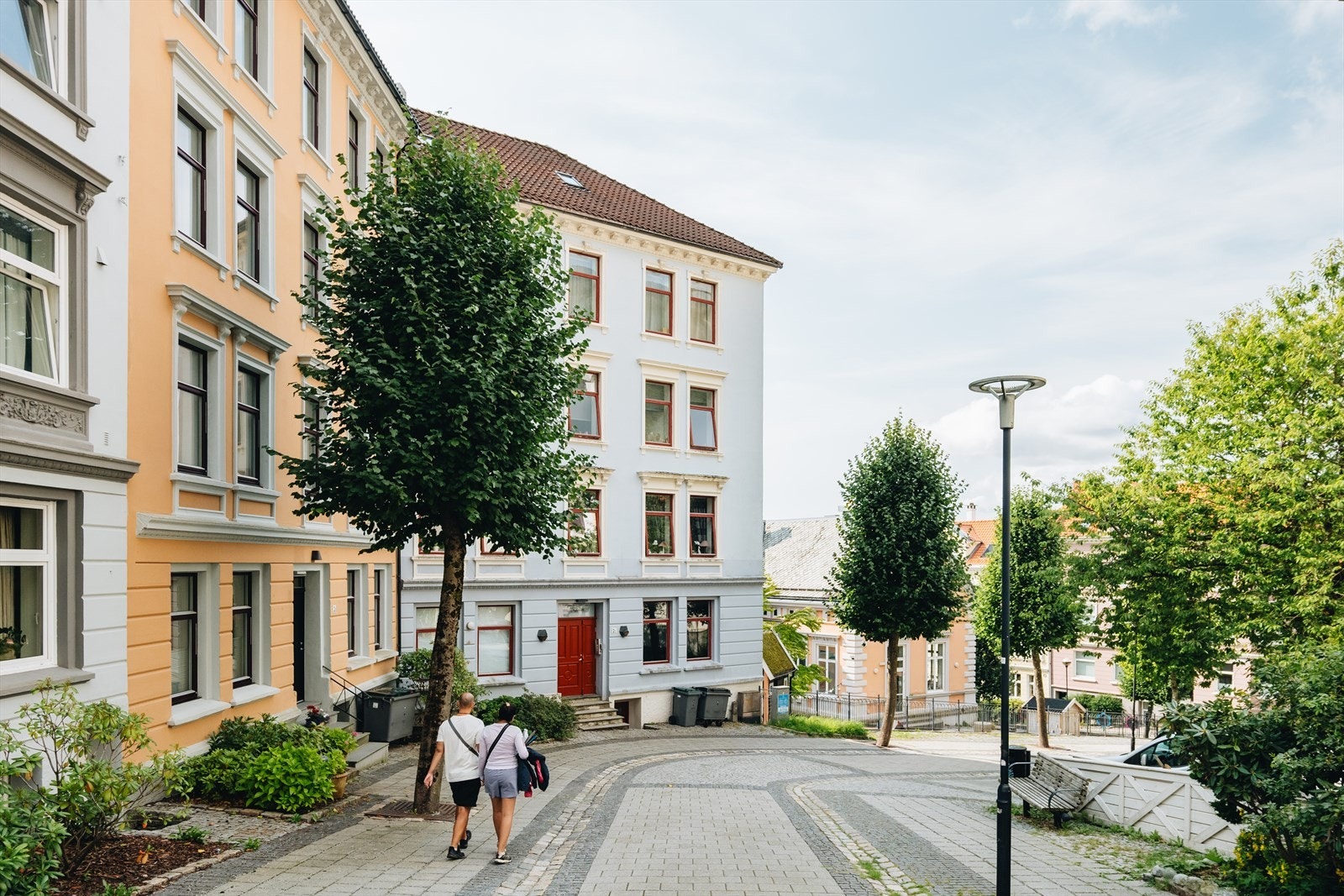 Leiligheten ligger i et bilfritt, pent beplantet gatetun i beste Sandviken. Her vil både store og små trives! Galleribilde