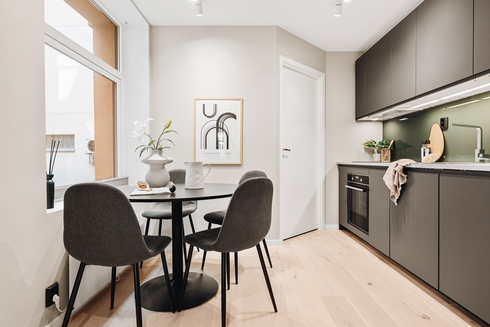 Det er plass til spisebord i tilknytning til kjøkkenet. Galleribilde