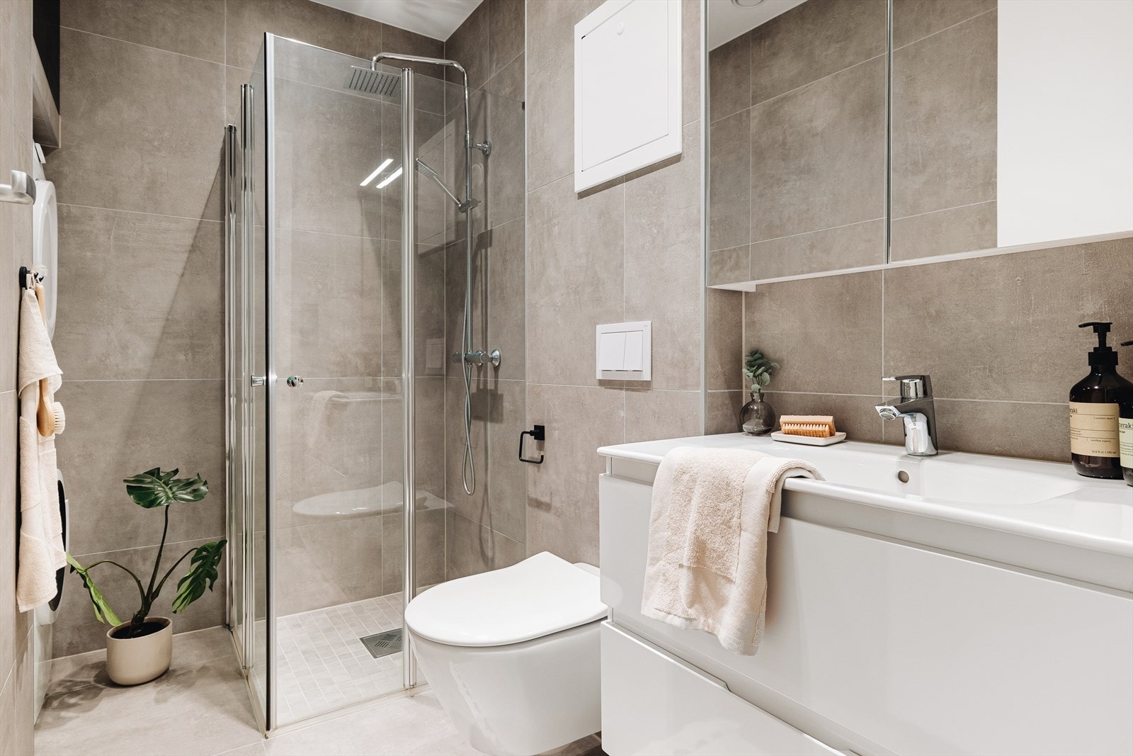 Delikat, helfliset baderom med moderne flisevalg, varmekabler i gulv og downlights i himling. Galleribilde