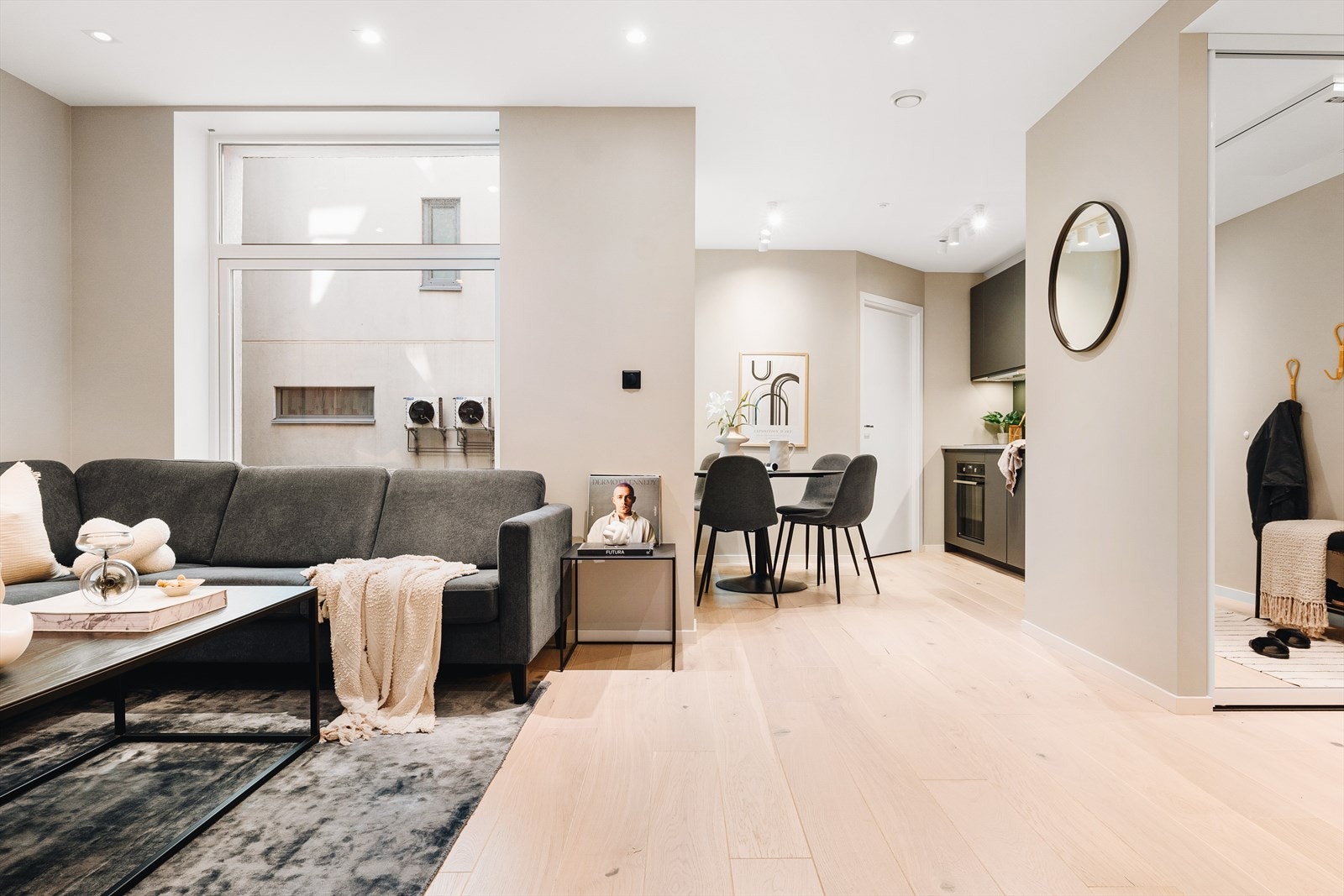 Store vindusflater sørger for godt med lysinnslipp. Stuevinduene vender ut mot stille bakgård, tilhørende sameiet. Galleribilde