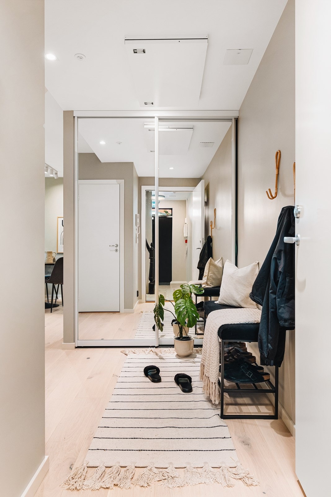 Velkommen inn! En lys, luftig og åpen gang ønsker deg velkommen hjem. Porttelefon med døråpner slipper enkelt gjestene inn. Galleribilde