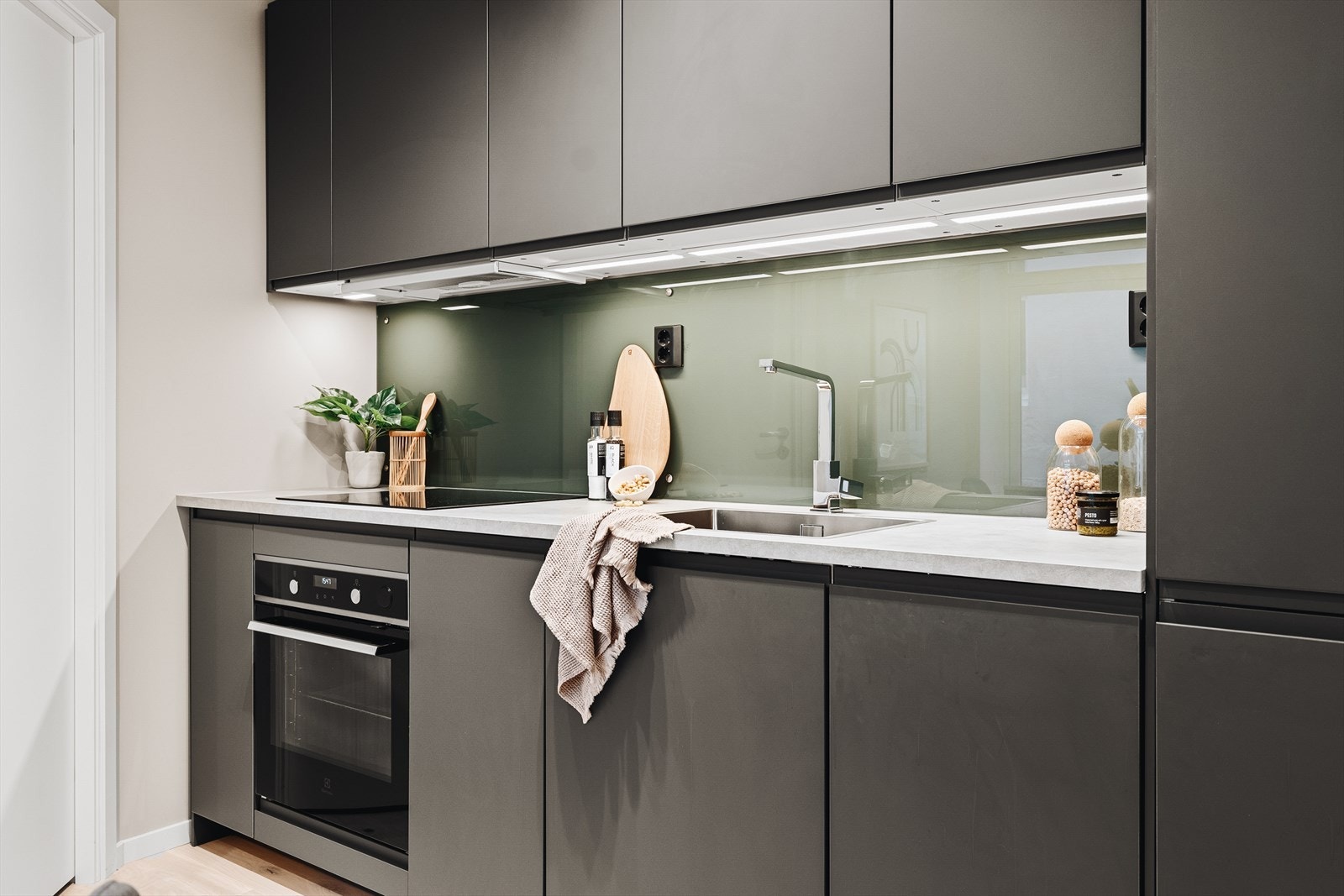 Slitesterk benkeplate i laminert utførelse, glassplaten beskytter veggen mot fukt- og matrester. Galleribilde