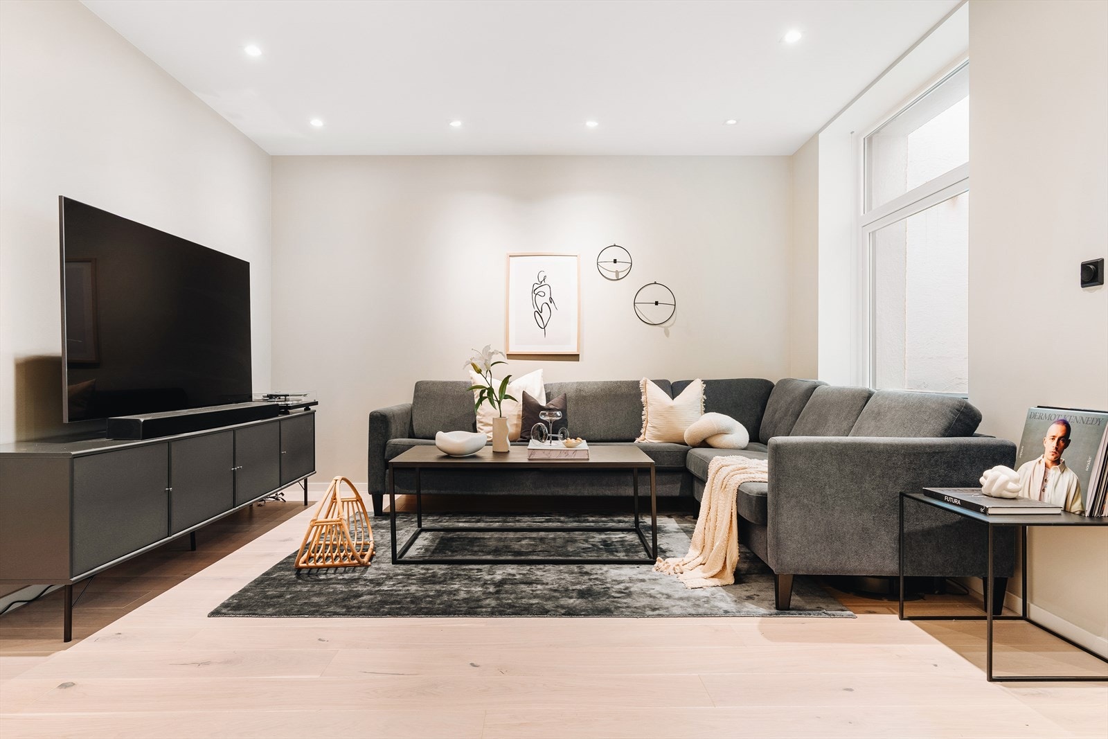 Velkommen til Repslagergaten 2B og en meget lekker 3-roms leilighet ombygget og modernisert i 2019. Galleribilde