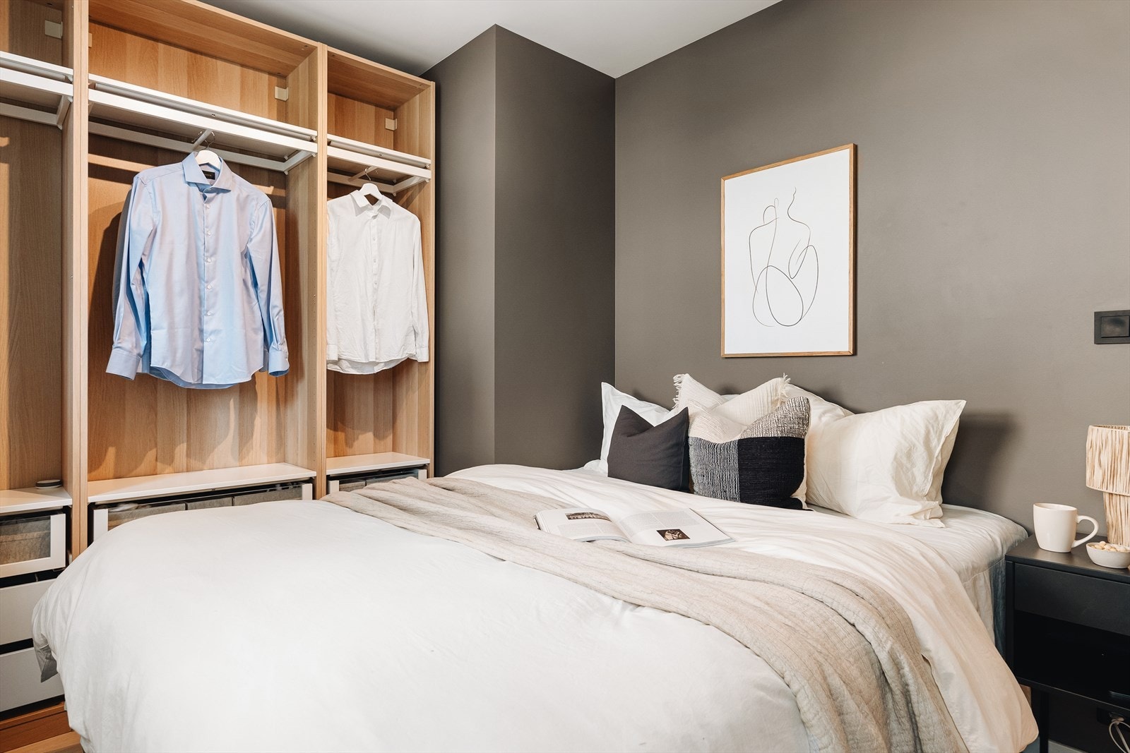 Soverommet er utstyrt med lekker, åpen garderobeløsning. Galleribilde