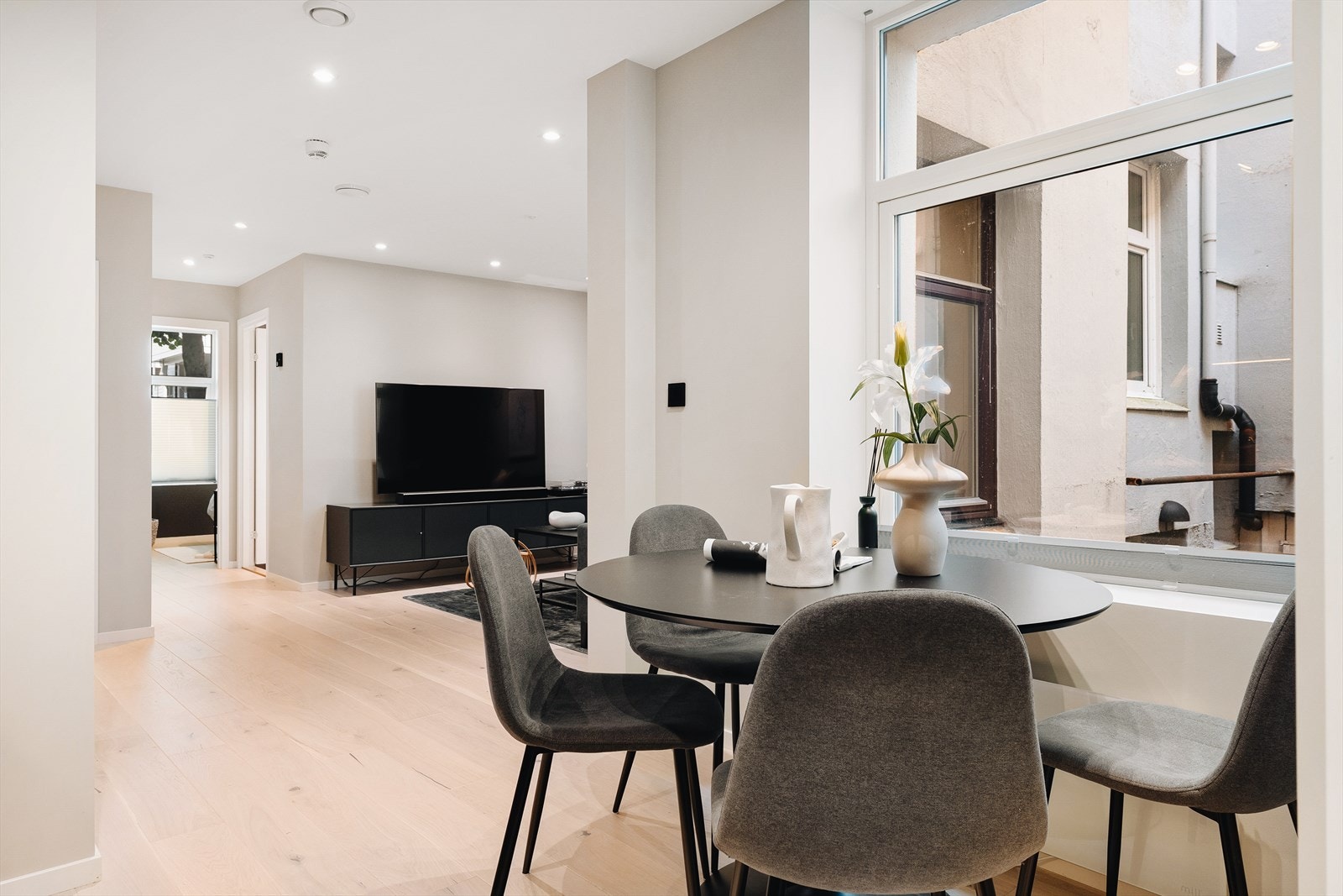 Planløsningen gir naturlige soner for møblering med både sofa- og spisegruppe. Galleribilde