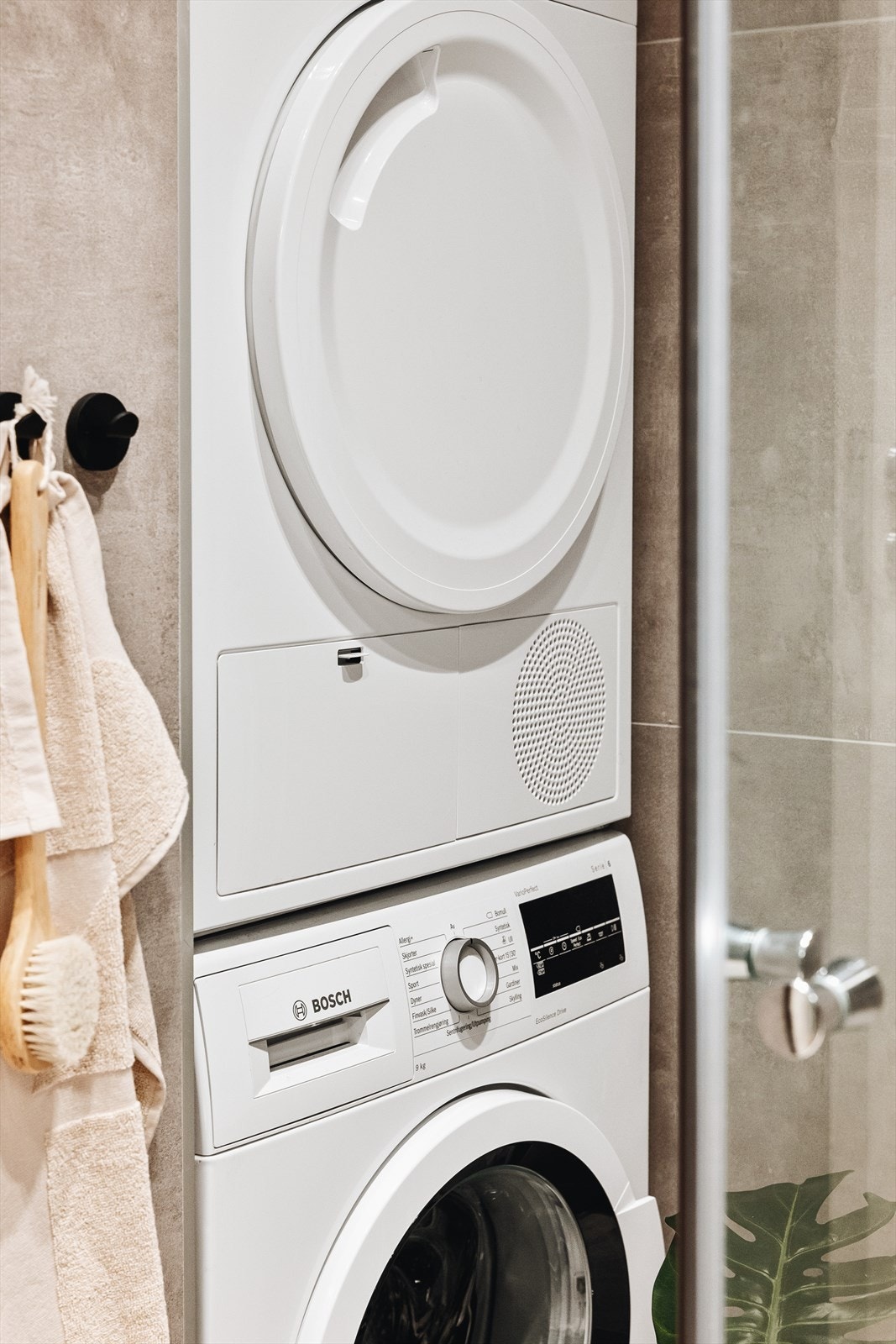 Smart innebygget nisje for vaskemaskin og tørketrommel, samt skap for oppbevaring. Galleribilde