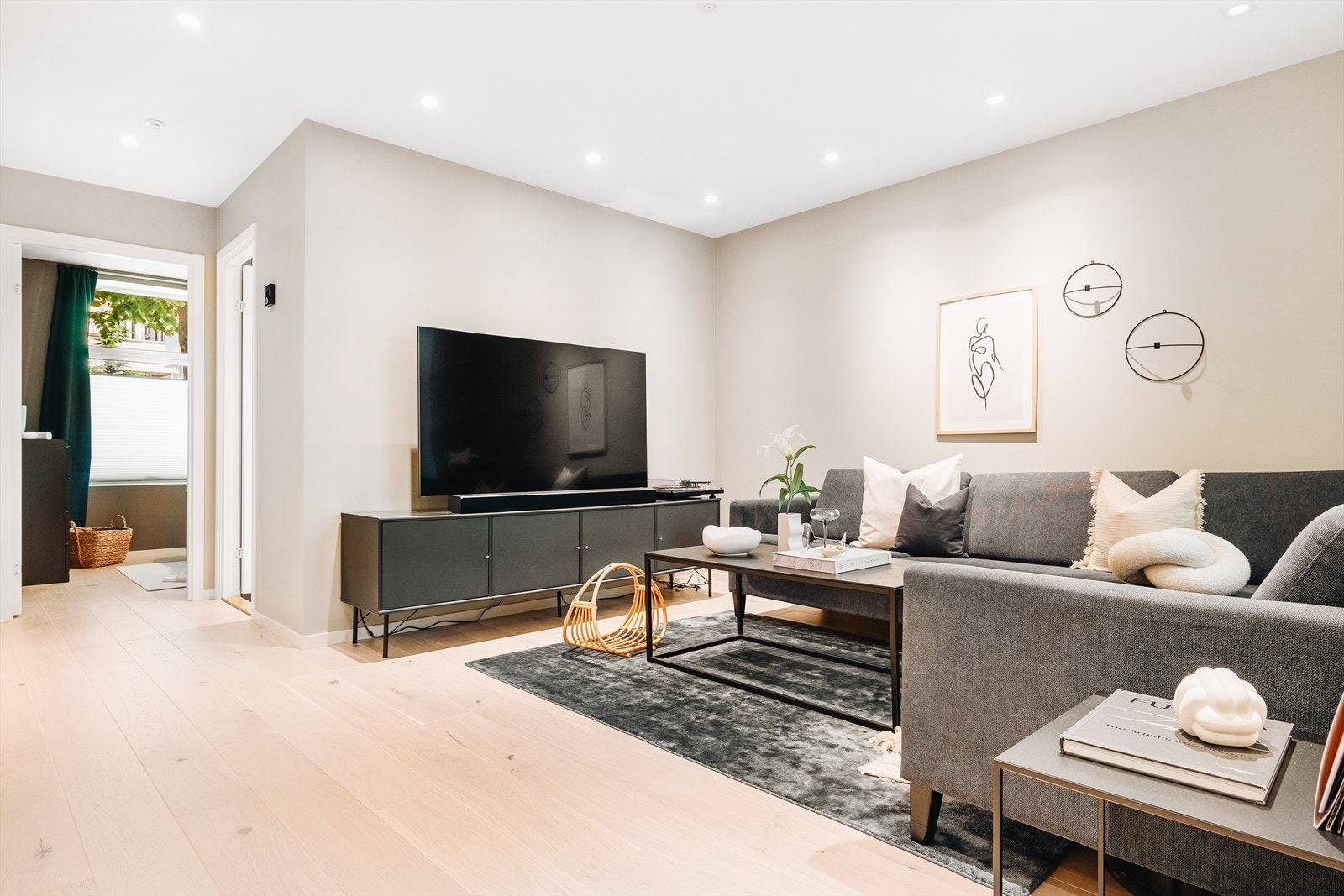 Lekker, hvit lakket enstavs parkett er gjennomgående i hele leiligheten. Downlights i stue og på kjøkken. Galleribilde