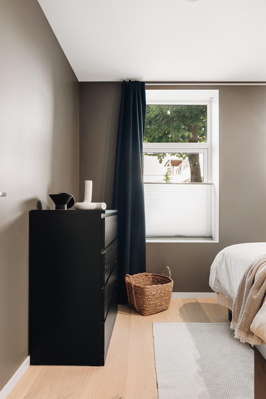 Plissègardiner på mål er bestilt og montert til alle vinduer i leiligheten og inngår i handelen. Galleribilde