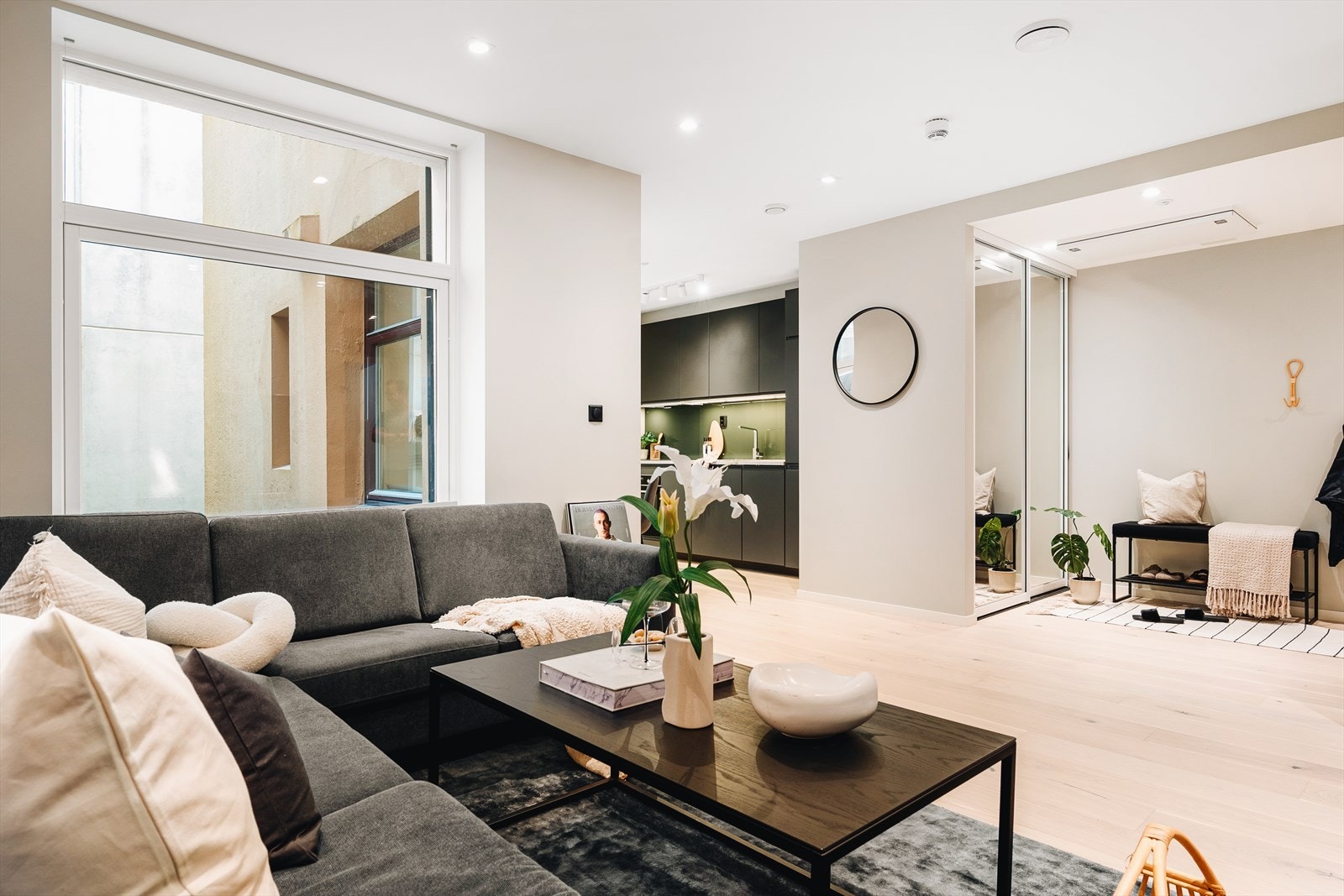 Romslig, lys og luftig stue med god plass til romslig sofagruppe - malt i duse, moderne fargetoner. Galleribilde