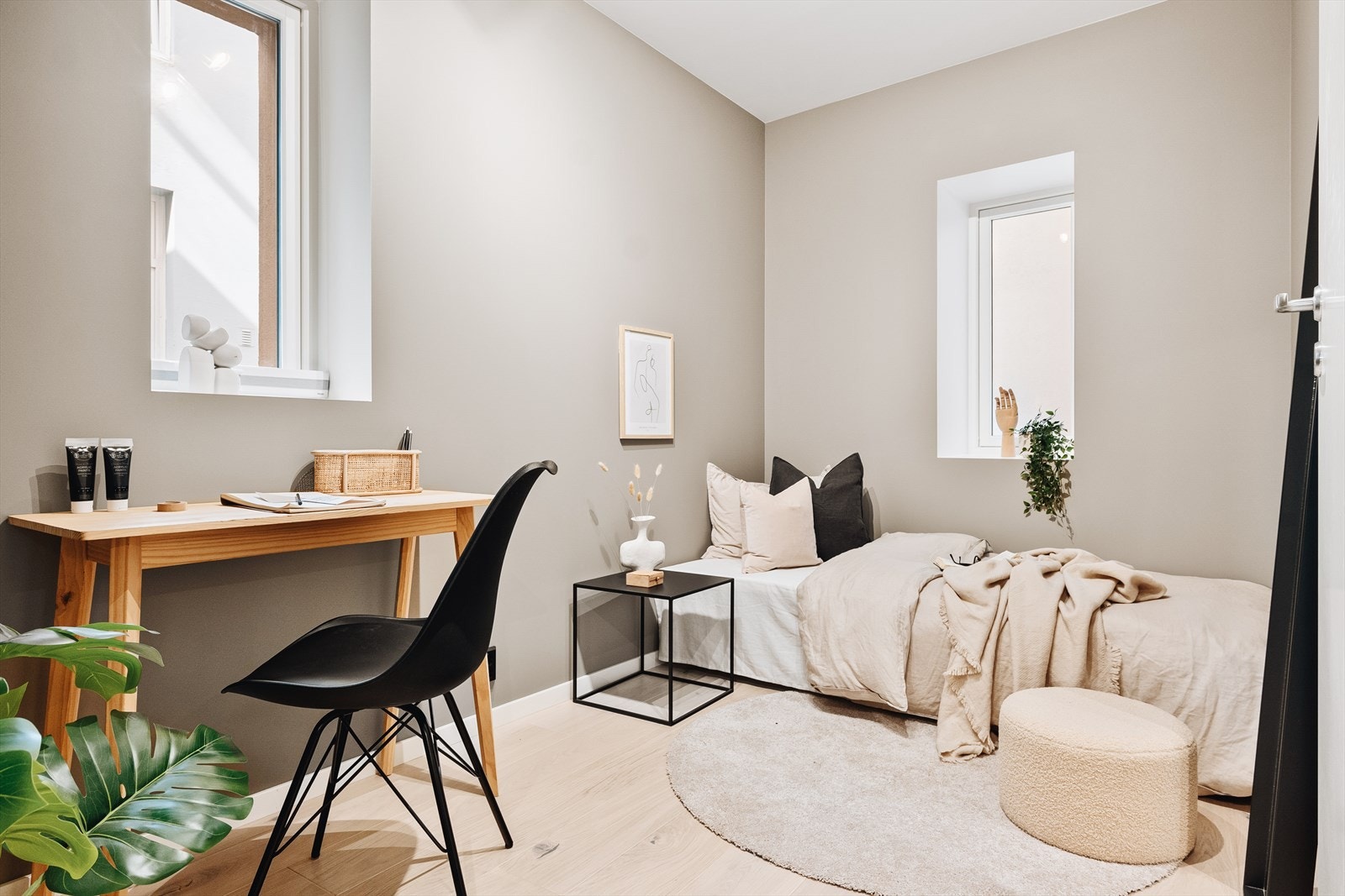 Leilighetens andre soverom er også av god størrelse. Beliggenheten i motsatt ende av hovedsoverommet gjør leiligheten ypperlig for studenten som vil leie ut en soverom for å begrense bokostnaden. Galleribilde