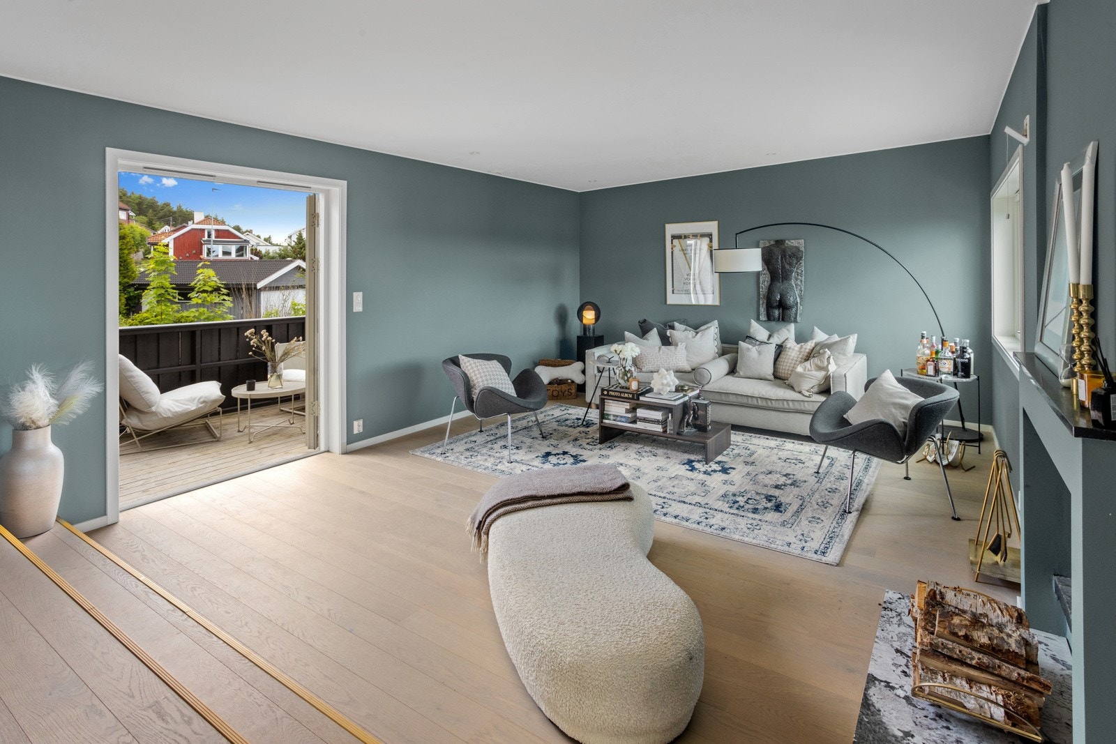 Utgang til en koselig terrasse fra stuen. Galleribilde