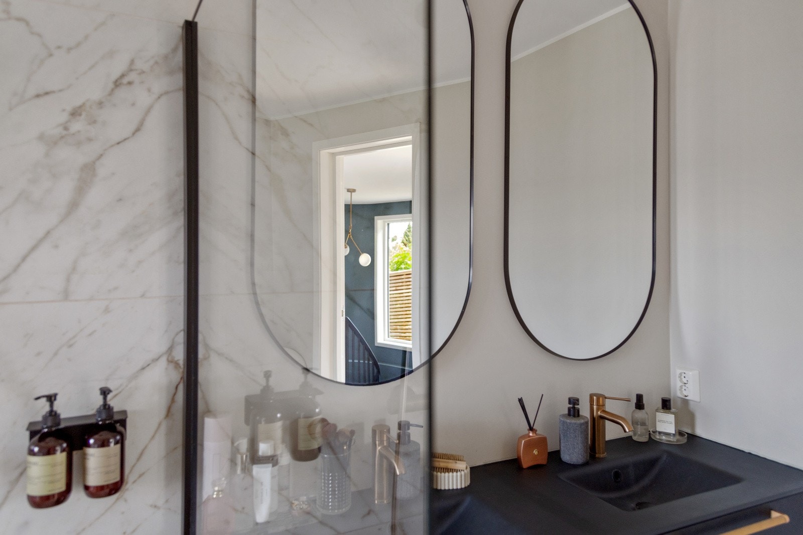 Praktisk med dobbel servant når man er flere på badet samtidig. Galleribilde