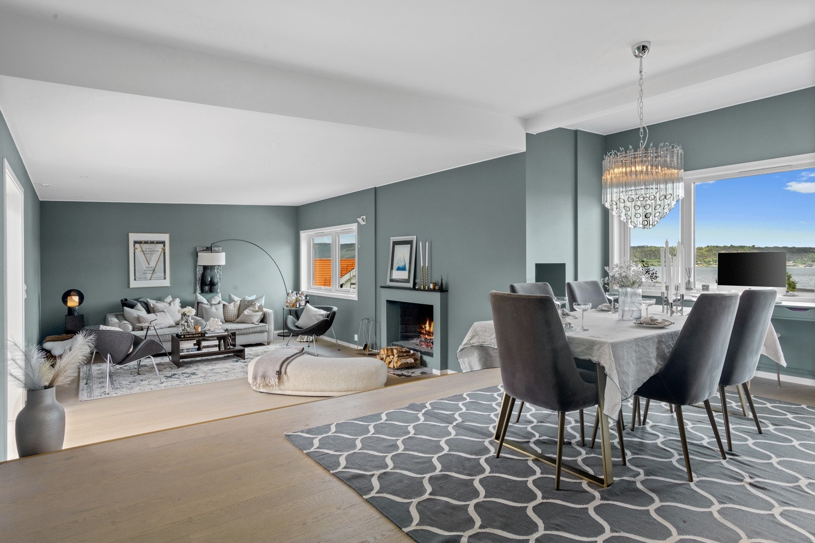 Boligen har et sosialt og lunt allrom med stue og kjøkken i åpen løsning, men likevel i egne soner på forskjellige nivåer. Galleribilde