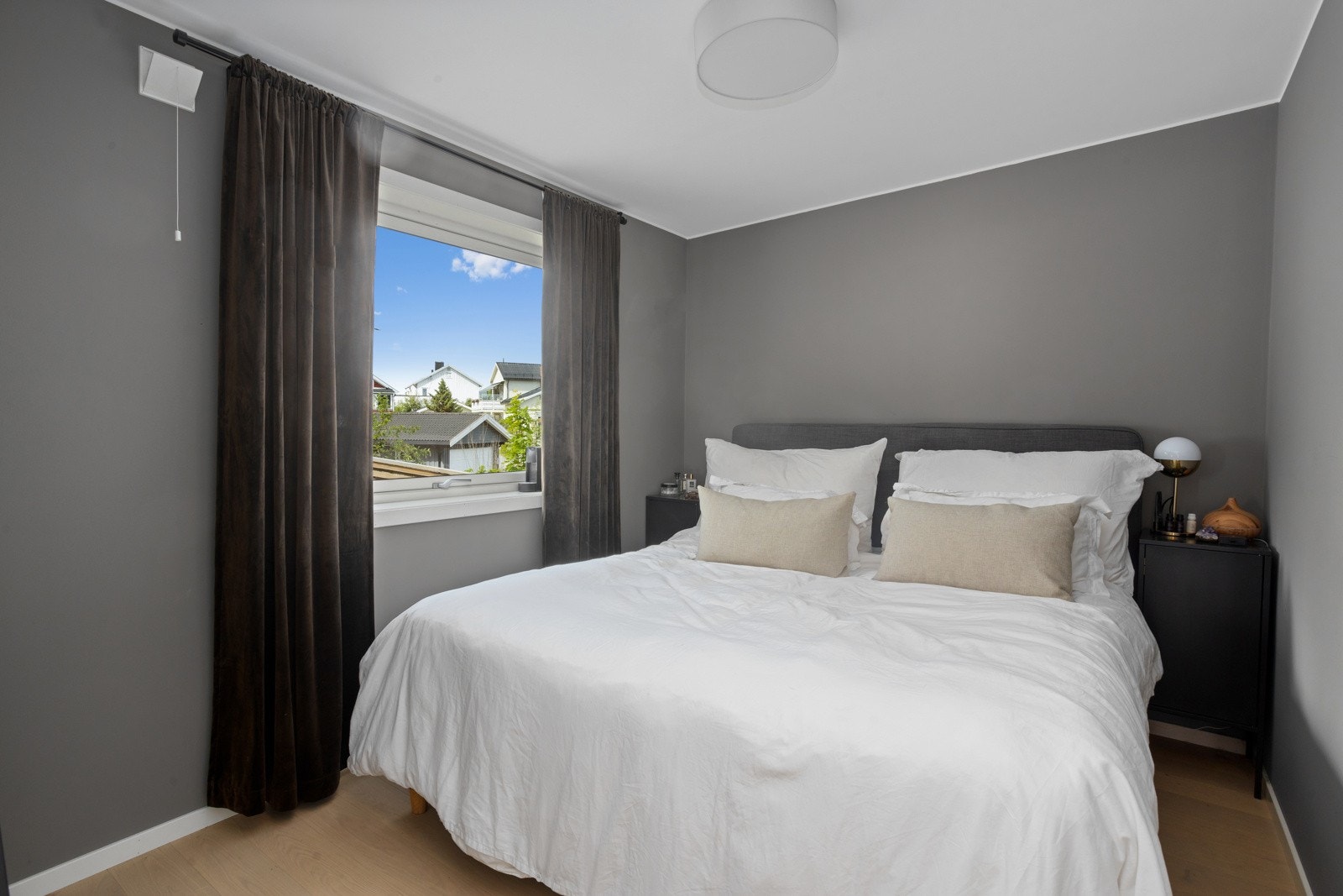 Hovedsoverom mot hagen. Galleribilde