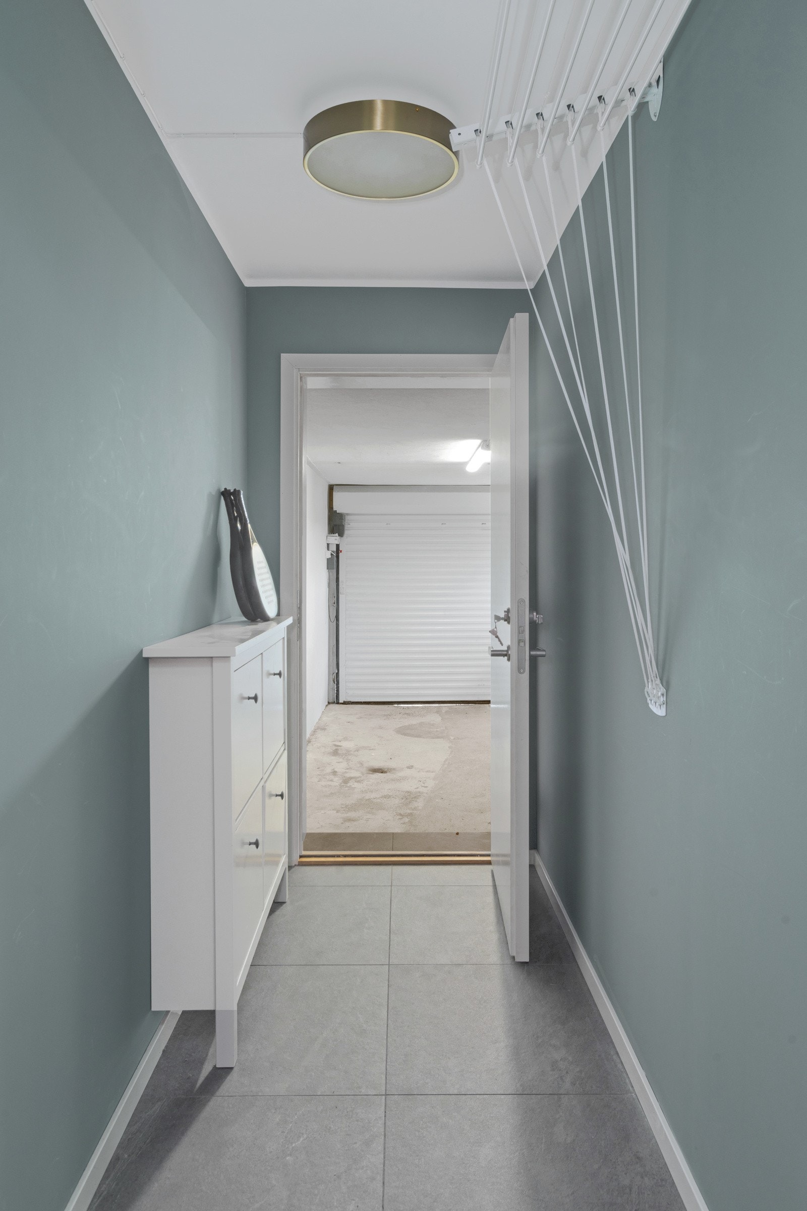 Egen inngang fra den integrerte garasjen via flislagt gang med varme i gulv. Galleribilde