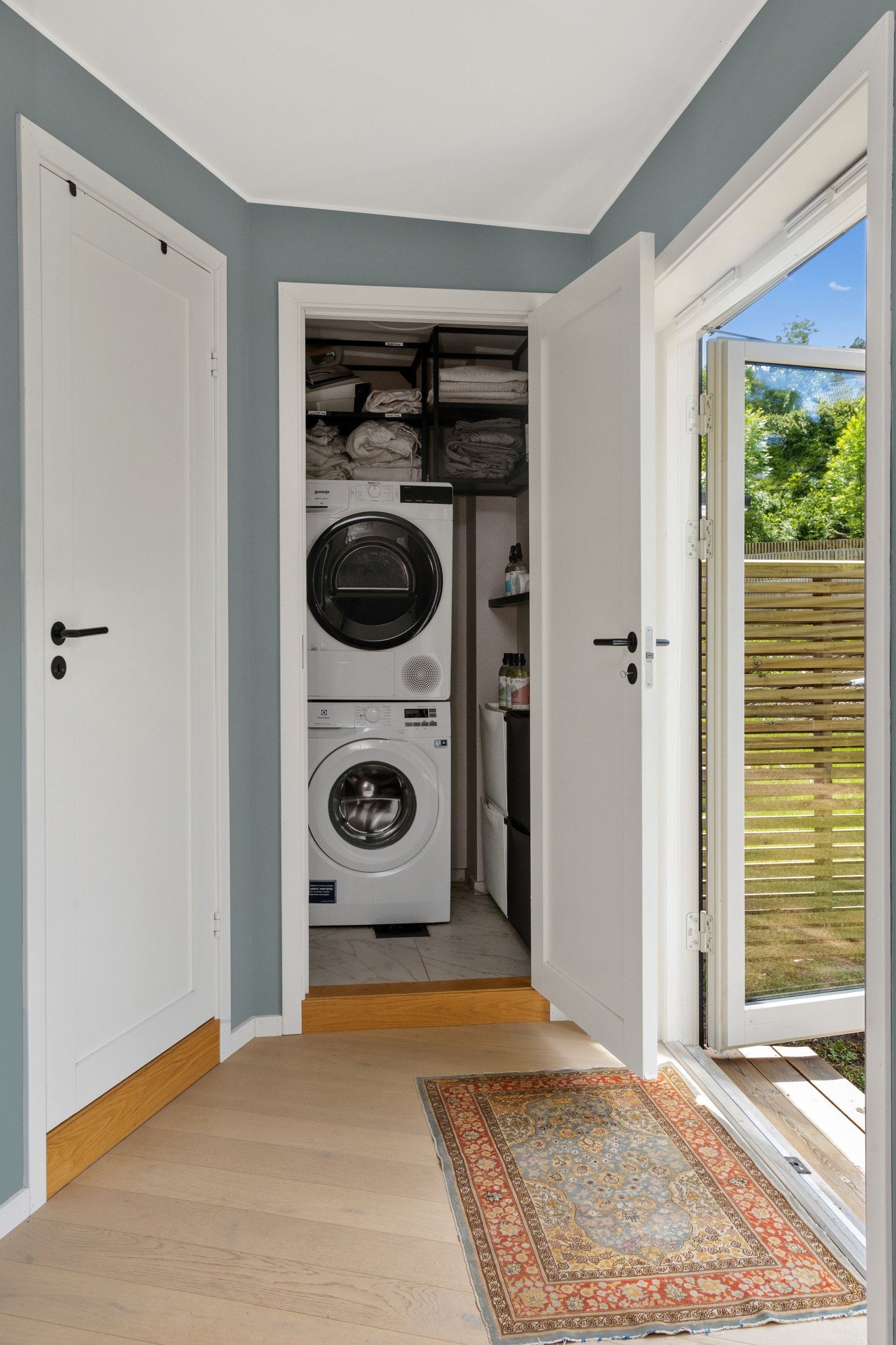 Praktisk vaskerom med sorteringssytem og hyller. Galleribilde