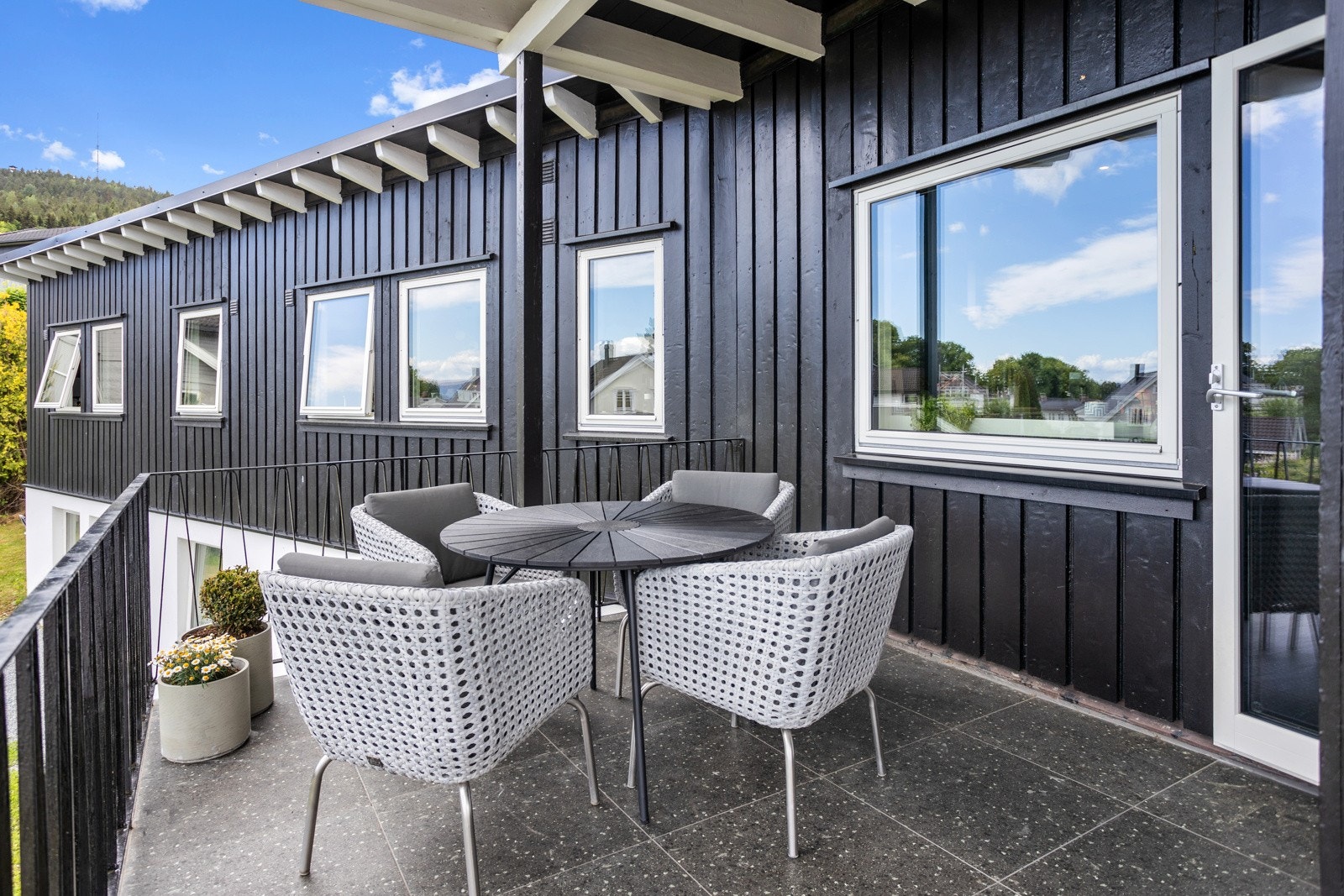 Balkongen er flislagt og med smijernsrekkverk. Galleribilde