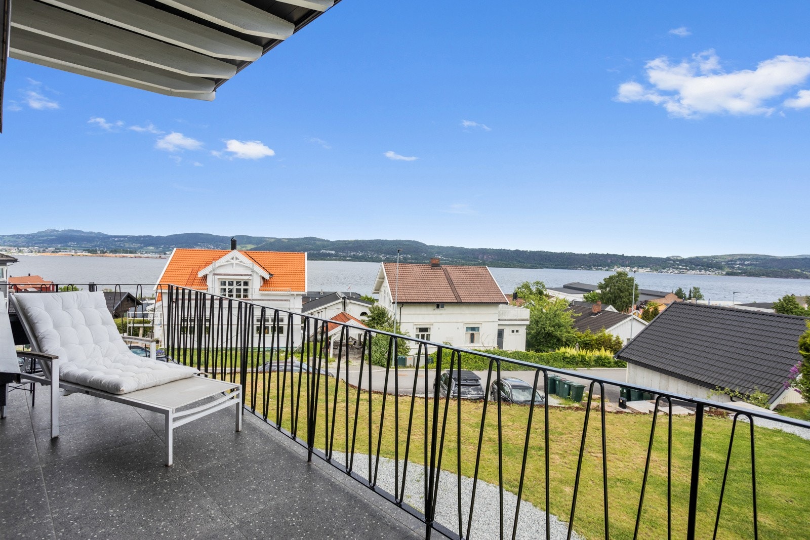 : Overbygget balkong hvor man kan nyte morgen og formiddagssolen. Galleribilde