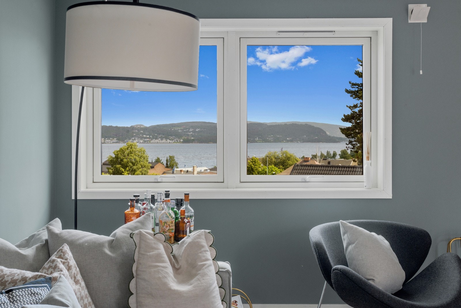 Store vinduer og flott utsikt fra stuen Galleribilde