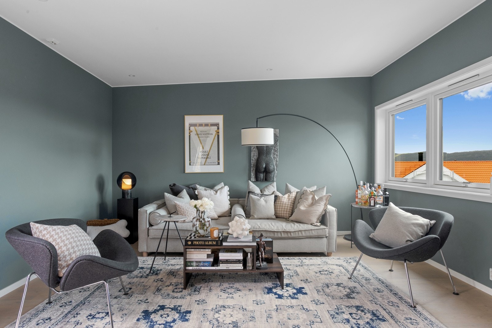 Stuesonen har lyst parkettgulv og lekre fargekombinasjoner. Galleribilde