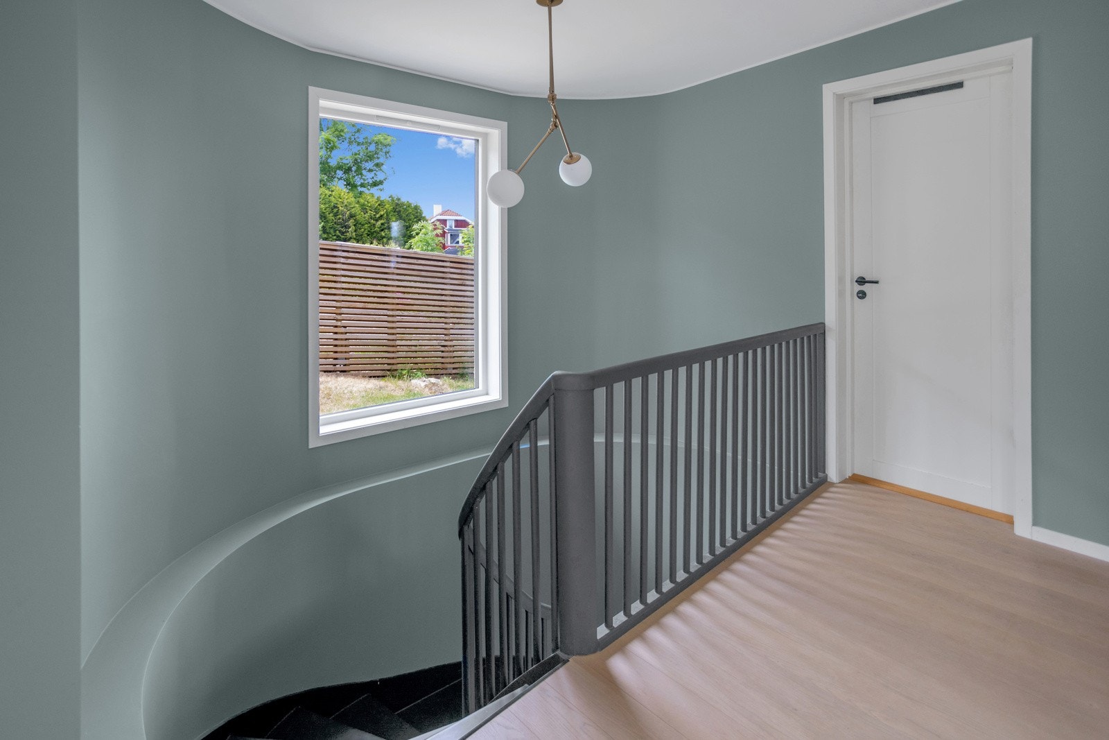 Buet trappeoppgang som er særegent for Arkitekt Bjarne Thin Syvertsen. Galleribilde