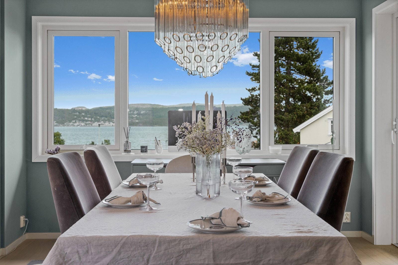 Her kan man be inn til selskap og nyte utsikten over innseilingen. Galleribilde