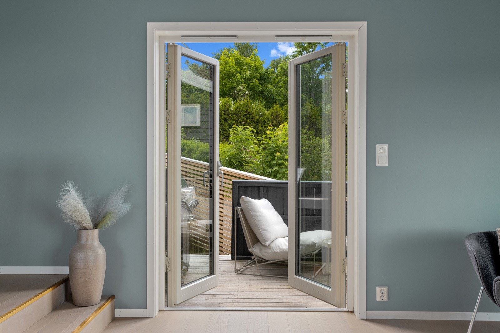 Doble dører i glass ut til terrassen. Her kan nyte solen til ca 21:45 midtsommers. Galleribilde