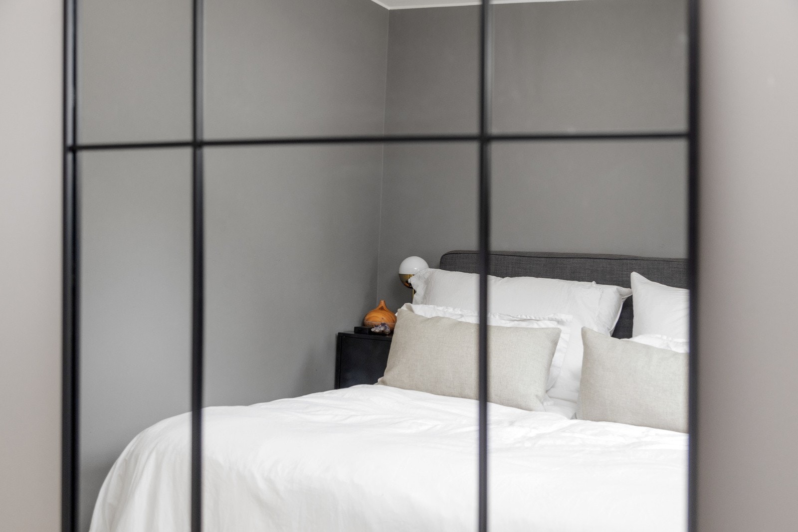 Soverommet har god plass til garderobe og oppbevaring. Galleribilde