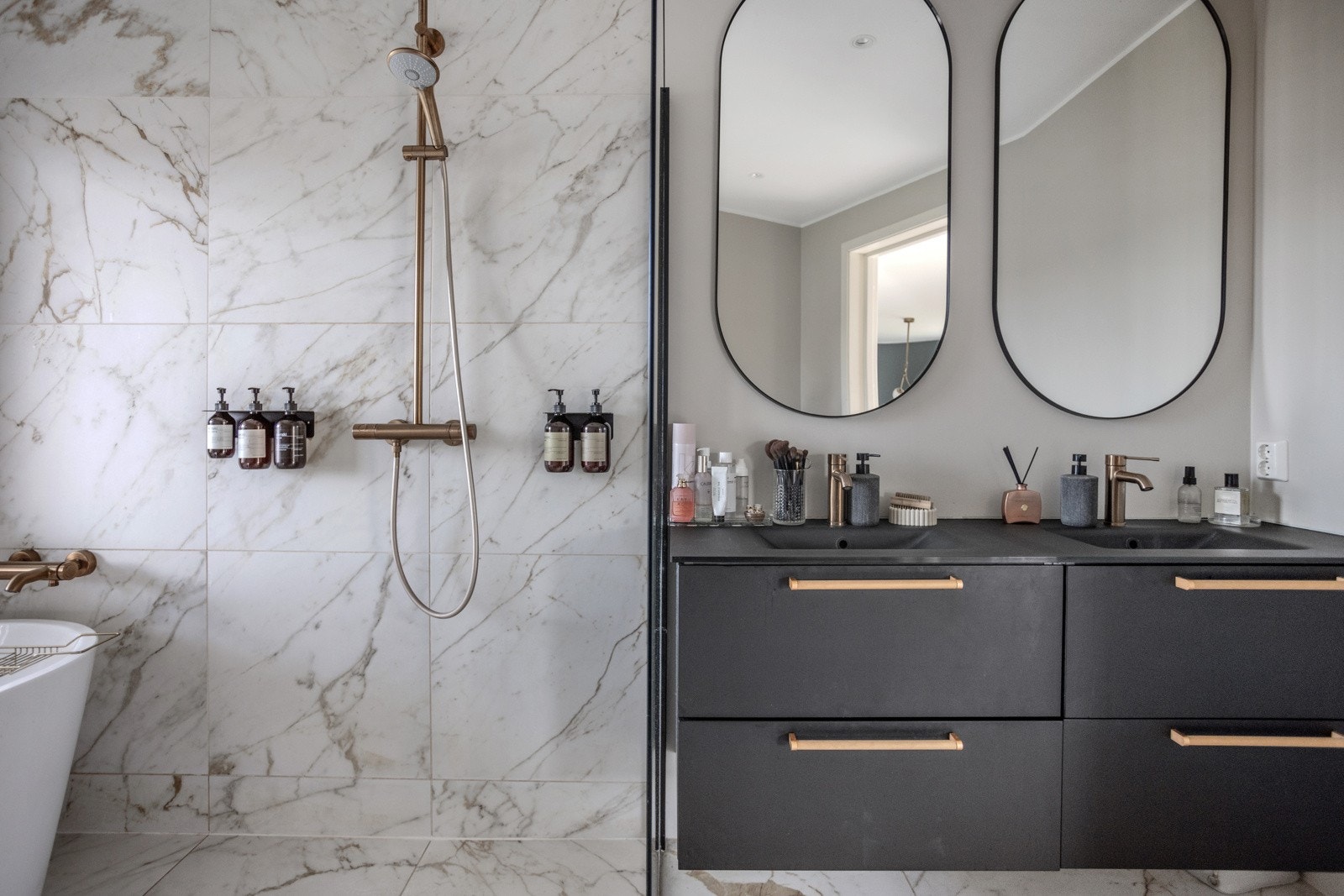 Regnfallsdusj og badekar bak glassvegg. Galleribilde