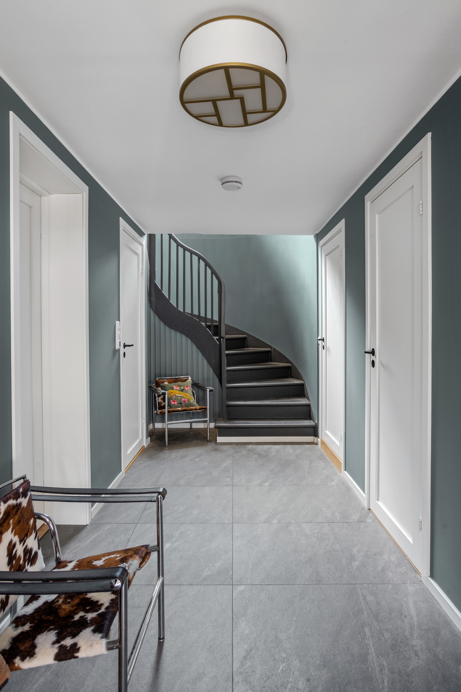 Fliser i gangen nede med underliggende varme Galleribilde