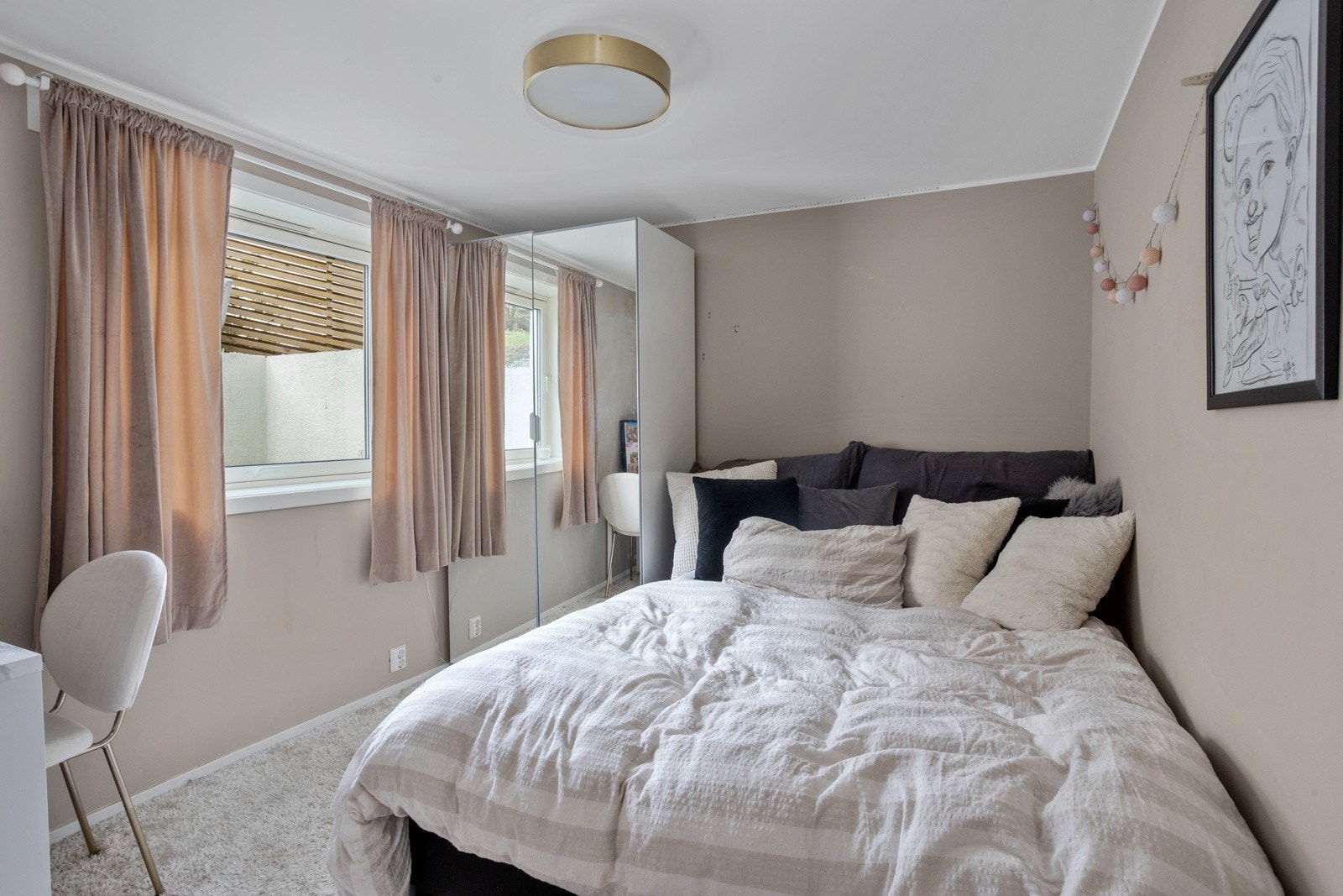 Soverom 1 er lyst og med god plass til garderobe, skrivebord og dobbeltseng. Galleribilde