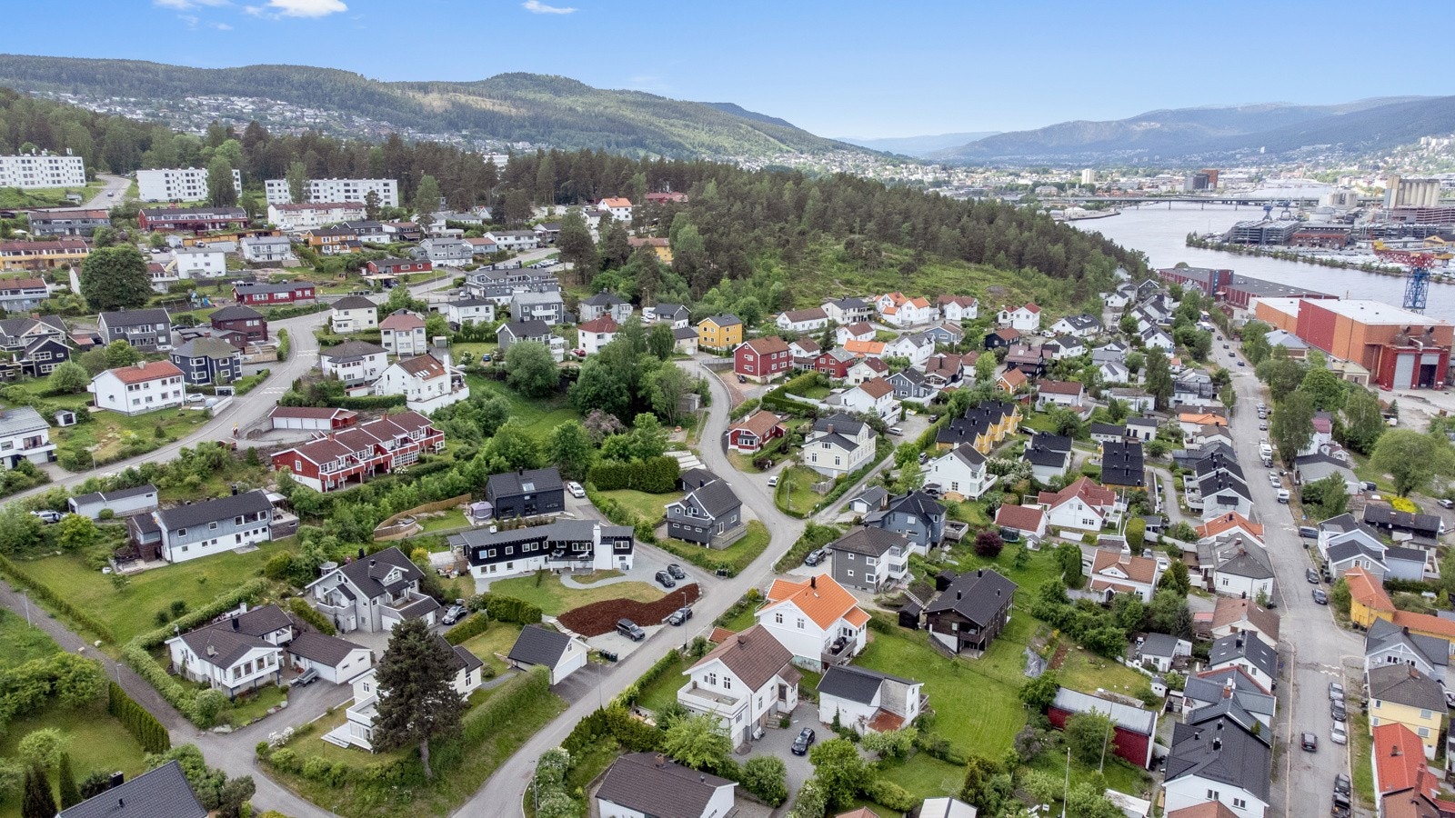 Nabolaget består primært av eneboliger og småhus og passer ypperlig for en familie med barn, eller et par som ønsker å bo tilbaketrukket, men sentralt. Galleribilde