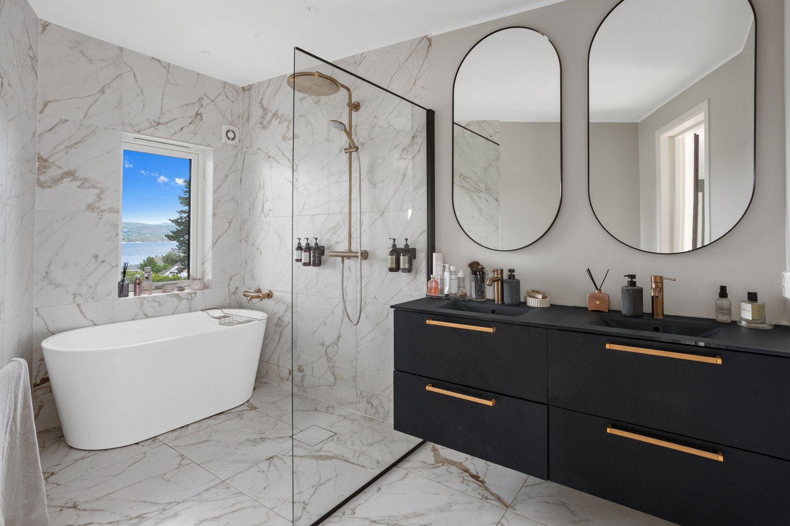 Sjeldent flott baderom i 1. etasje som virkelig gir spa-følelsen hjemme. Galleribilde