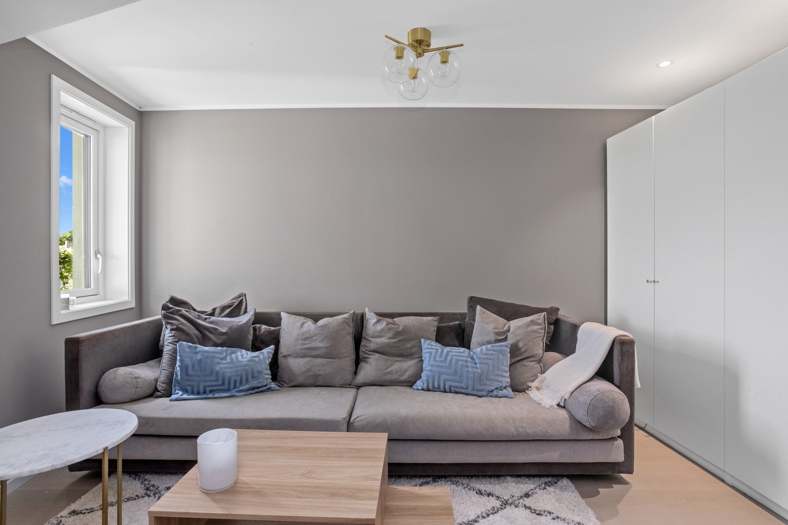 Koselig TV-stue hvor det også er avsatt plass til garderobeskap. Galleribilde