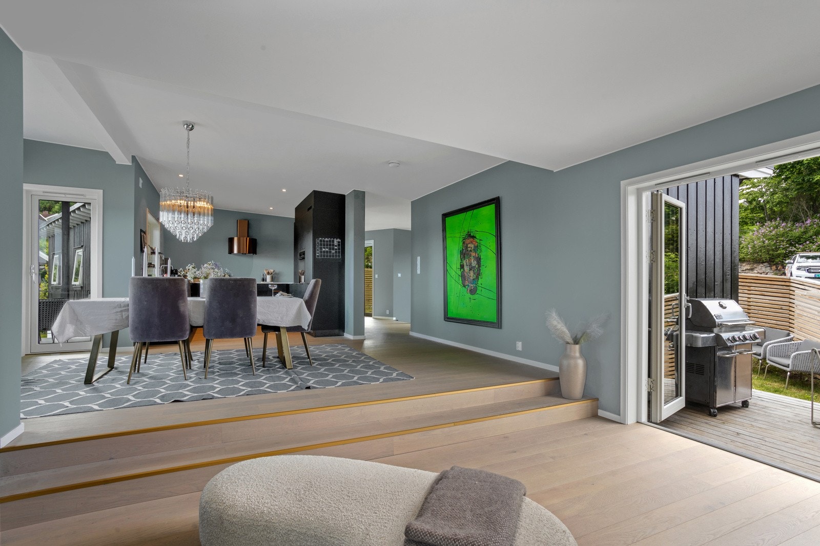 Nivåforskjell mellom stue og spisestue gir rommet naturlige soner. Galleribilde