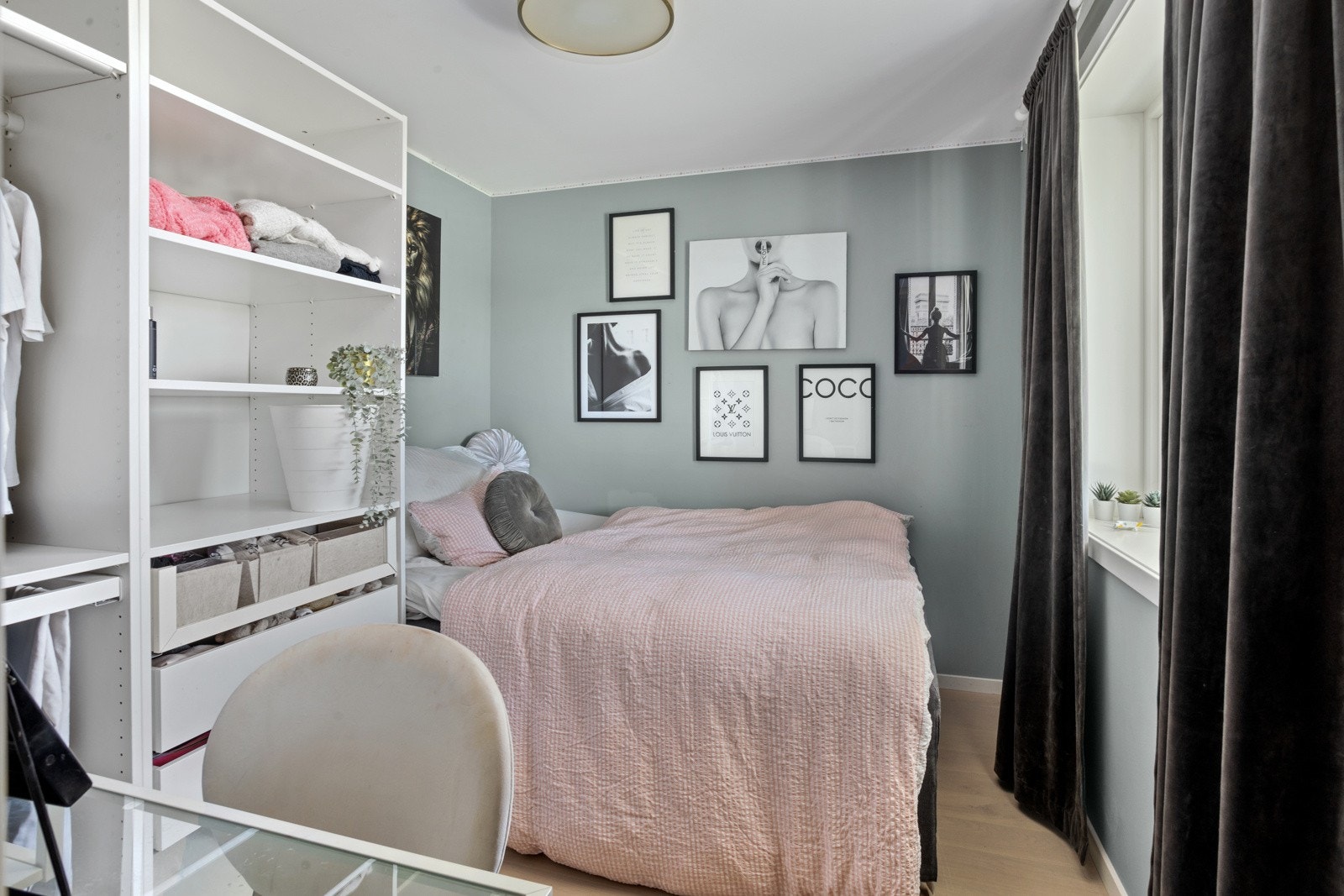 Soverom 2 har plass til romslig garderobe, dobbeltseng og skrivebord. Galleribilde