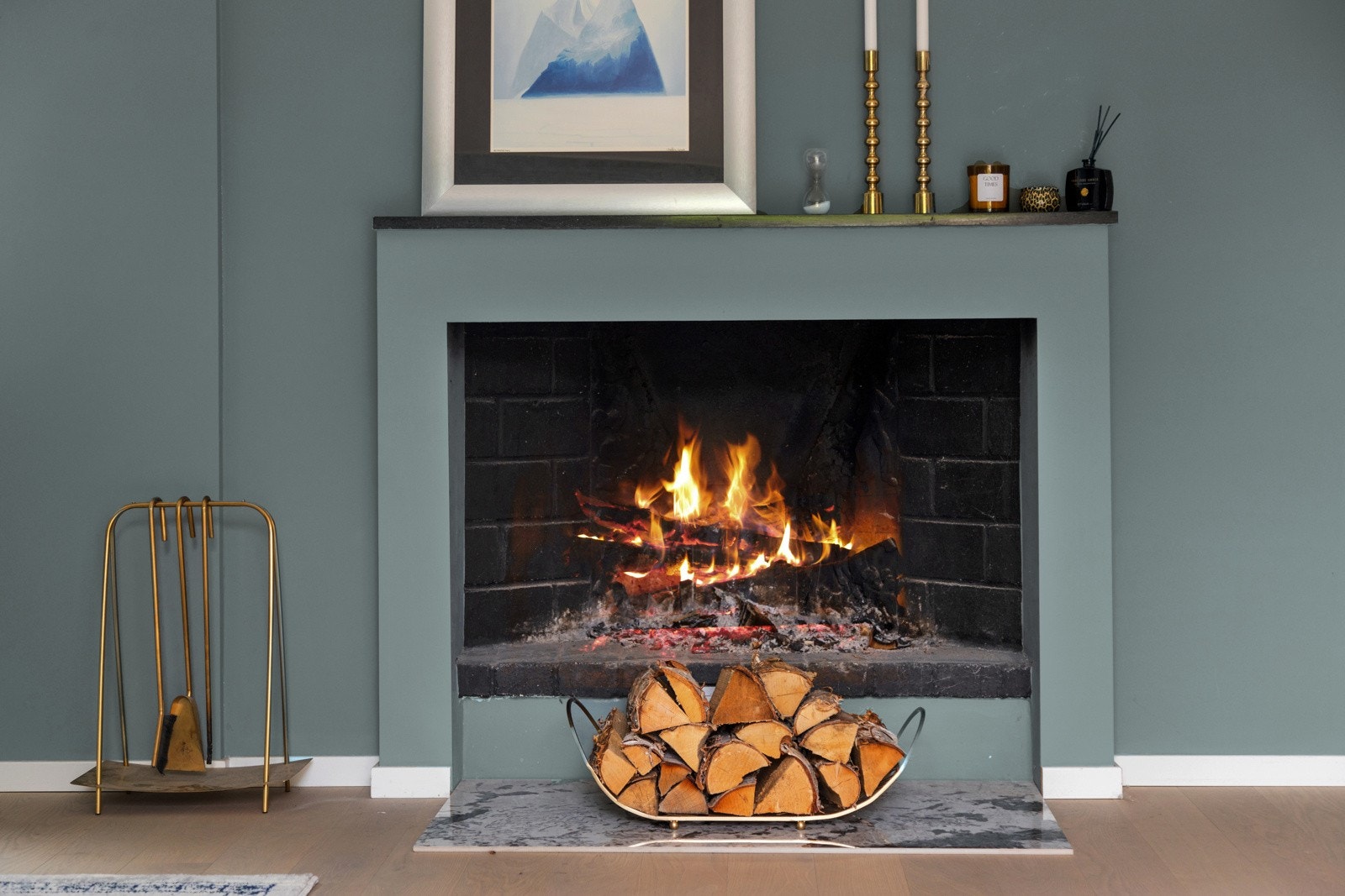 Sentralt i rommet er det også en åpen peis som bidrar til god varme. Galleribilde