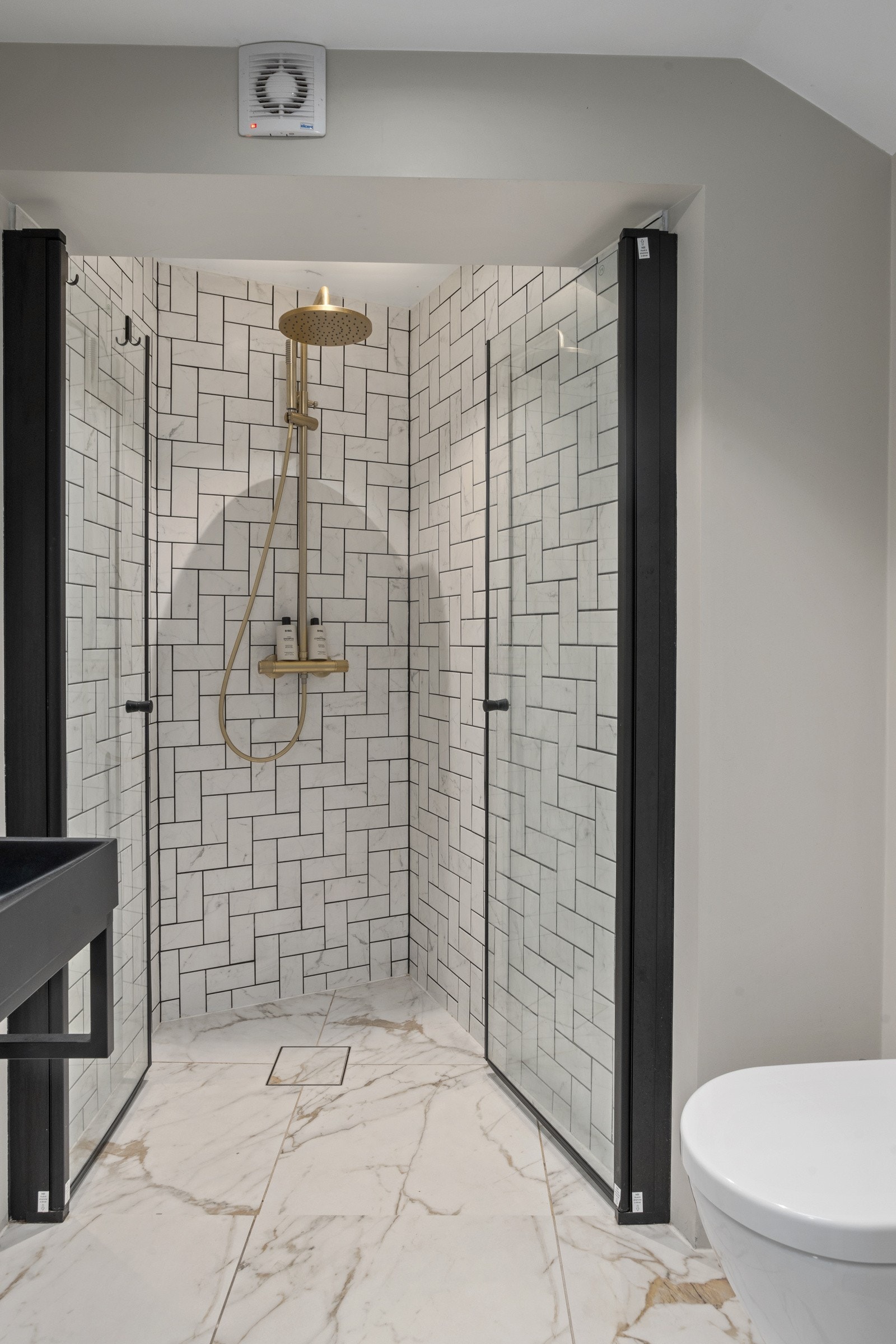 Delikat og moderne bad med særdeles romslig dusj. Galleribilde