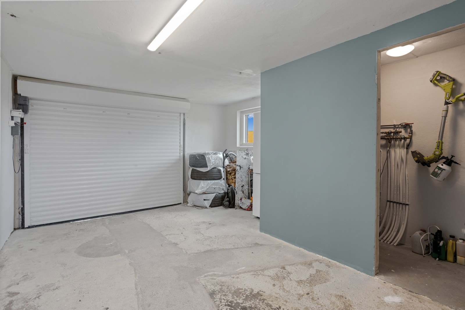 Romslig garasje. Galleribilde