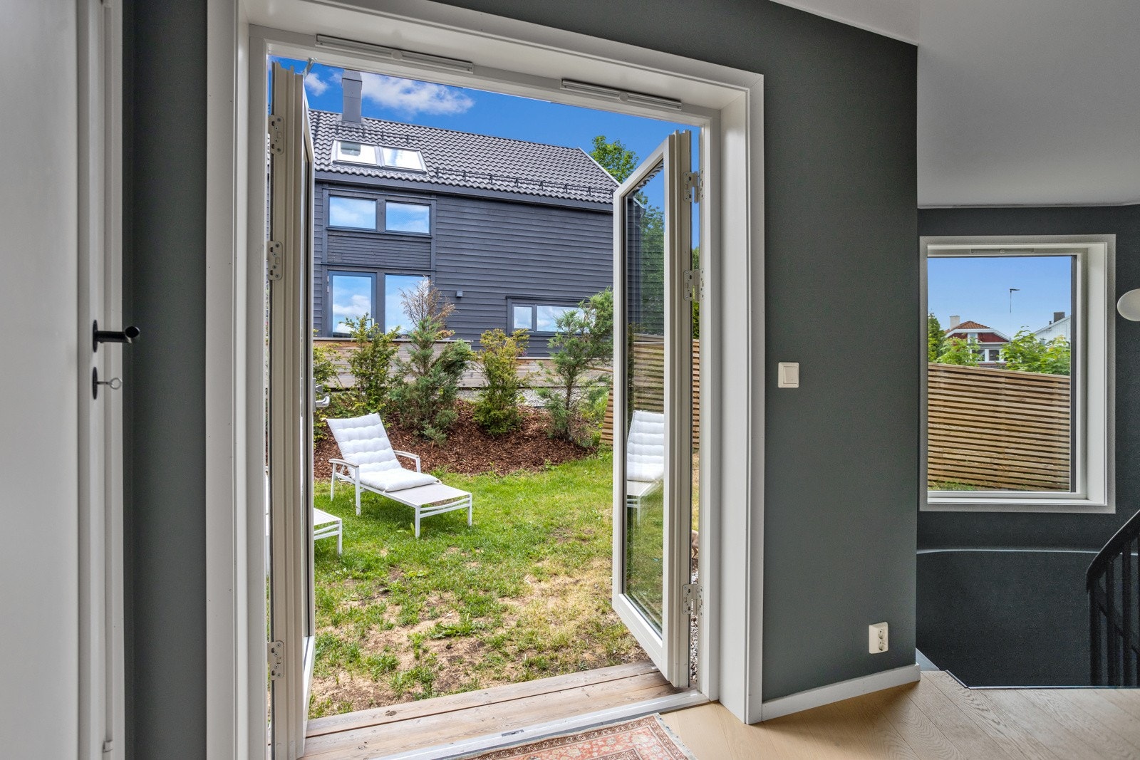 Tofløyet dør til delvis inngjerdet og solrik hage. Galleribilde