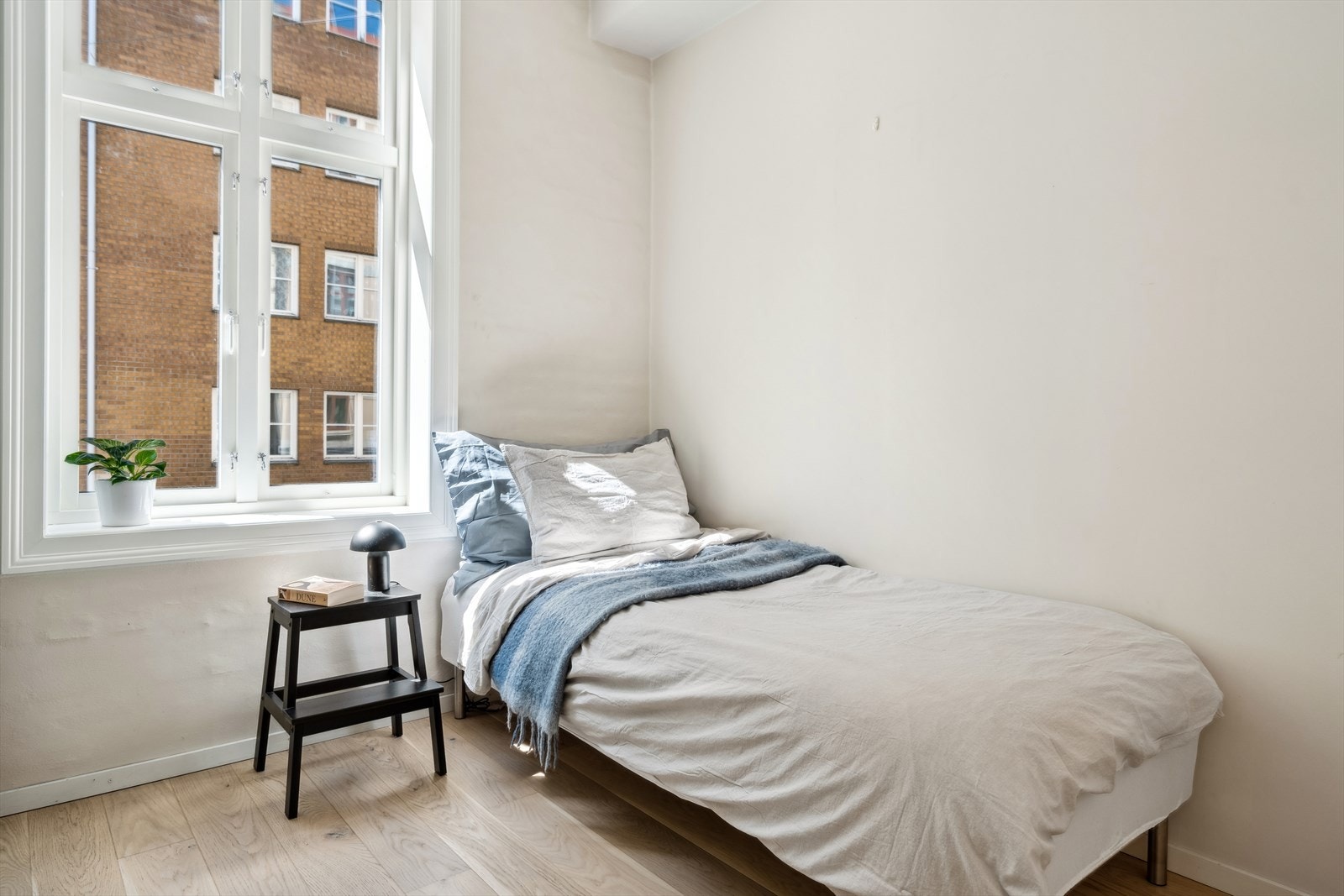 Soverommet vender mot enveiskjørt gate og vinduer er nyere fra 2023 med to-lags isolerglass. Galleribilde