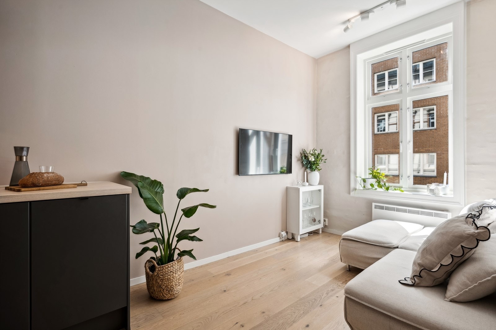 Stuen er oppmalt i en lun- og behagelig veggfarge. God takhøyde på ca. 2,76m. Galleribilde