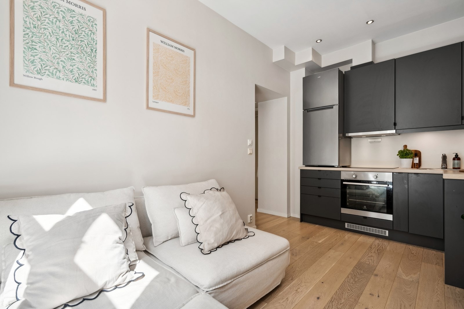 Stue med åpen kjøkkenløsning. Galleribilde